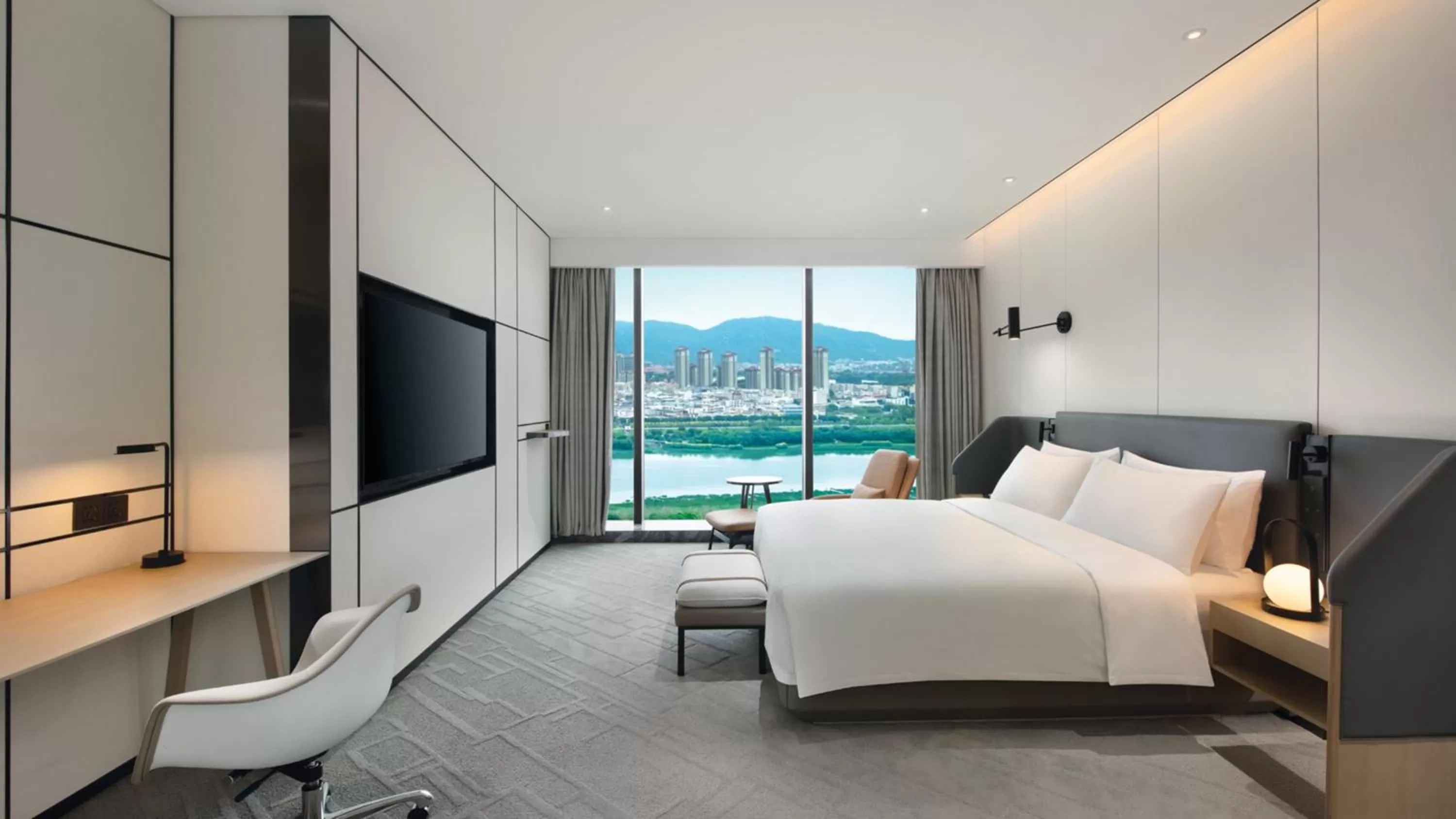 Photo of the whole room, Bed in Crowne Plaza Quanzhou Riverview by IHG