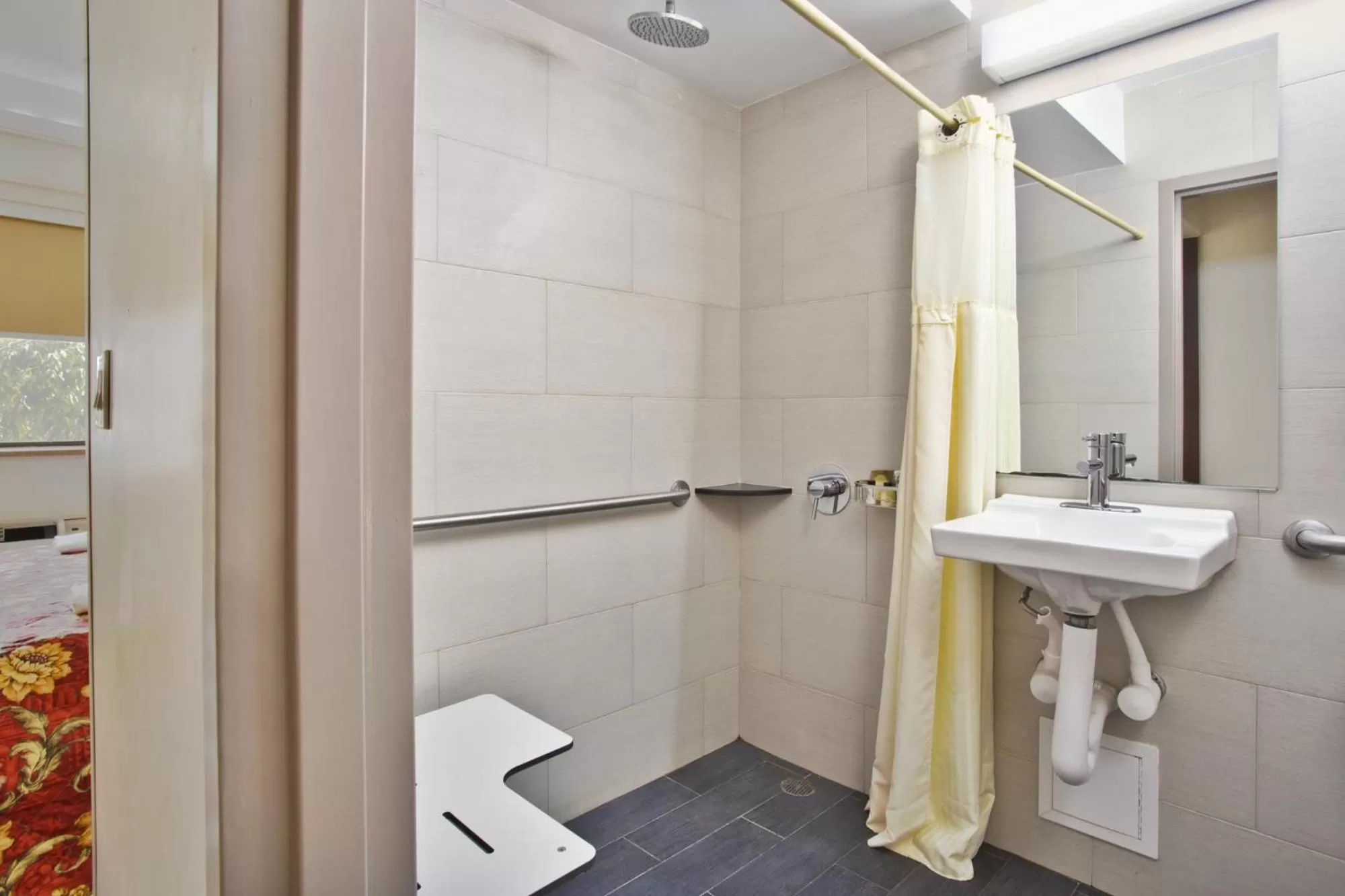 Shower in Commack Inn