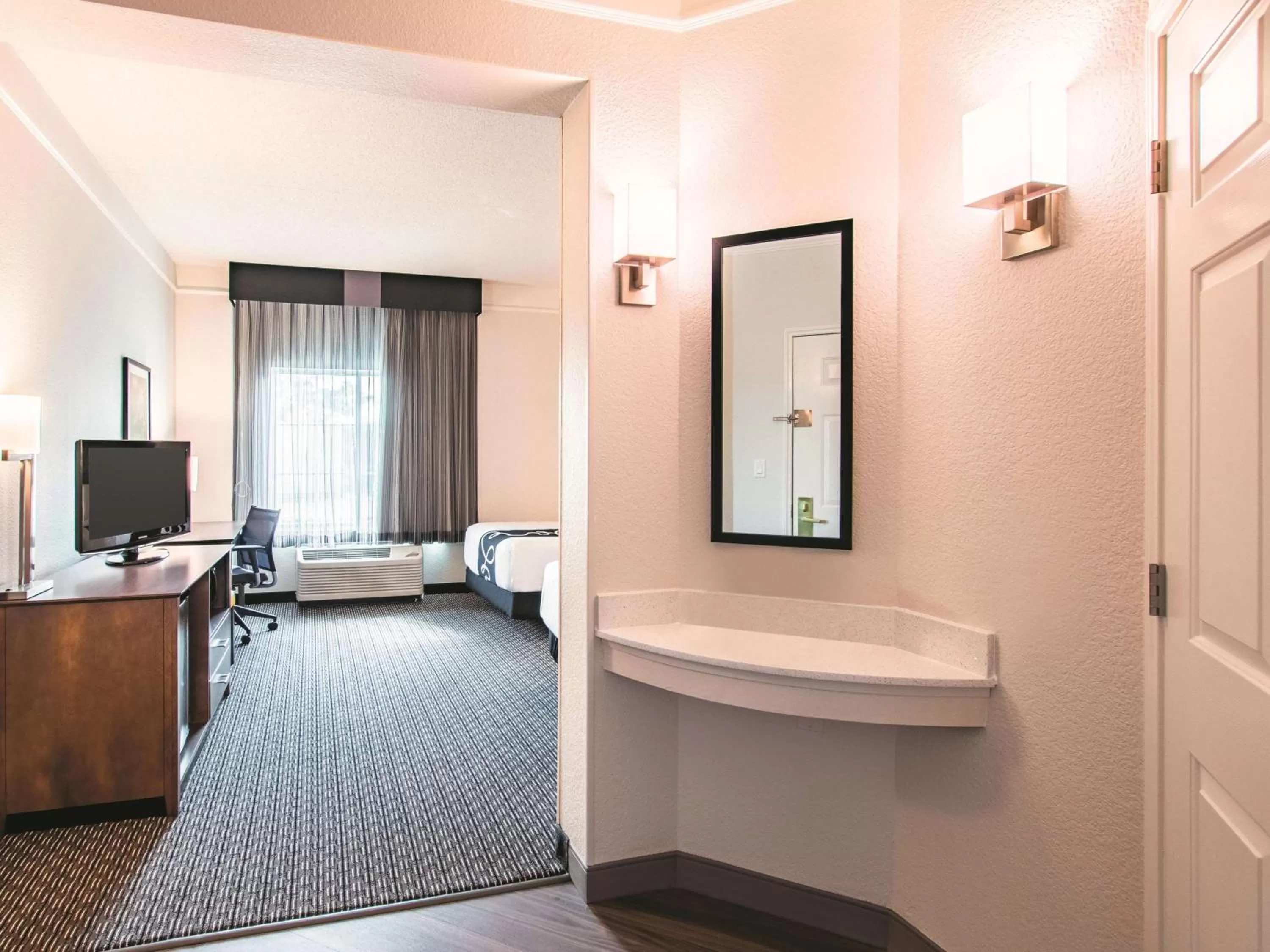 Photo of the whole room, Bed in La Quinta by Wyndham Fort Worth City View