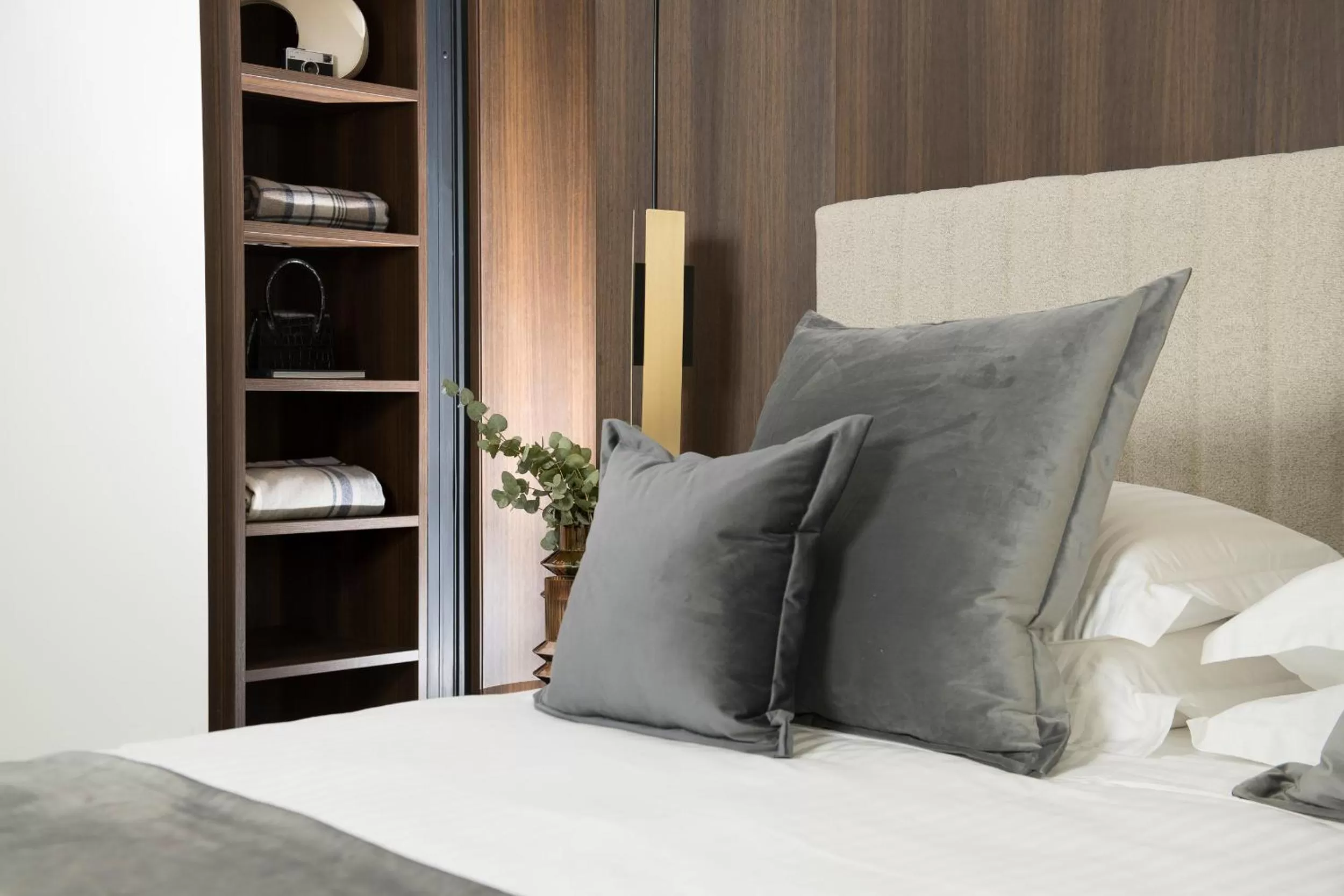 Hot Tub, Bed in We Me Suite Hotel