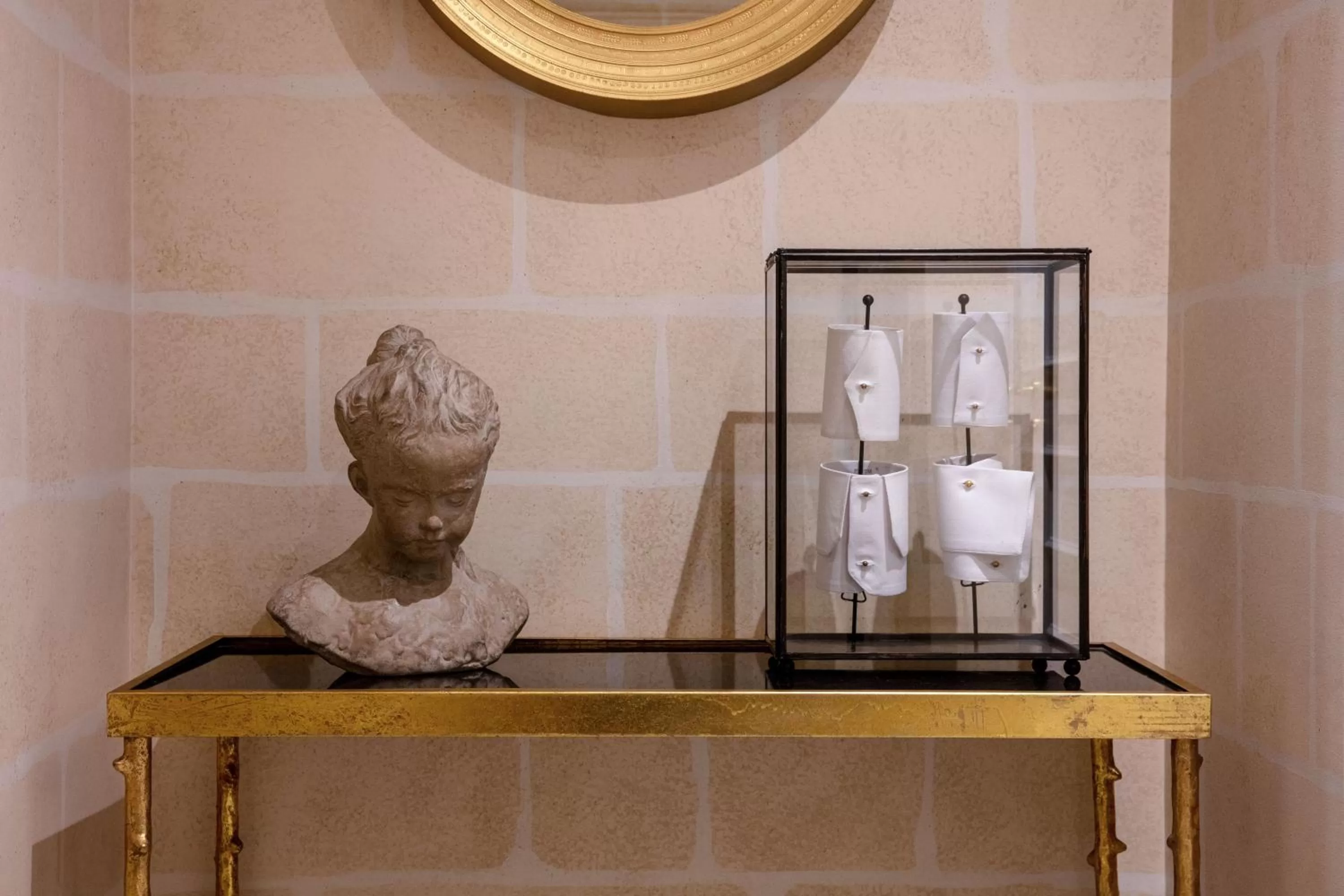 Decorative detail in Hôtel Serotel Lutèce