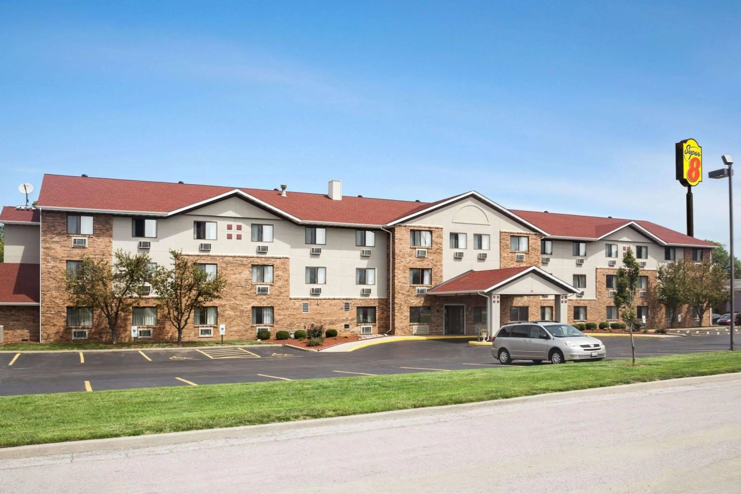Property building in Super 8 by Wyndham Fairview Heights-St. Louis