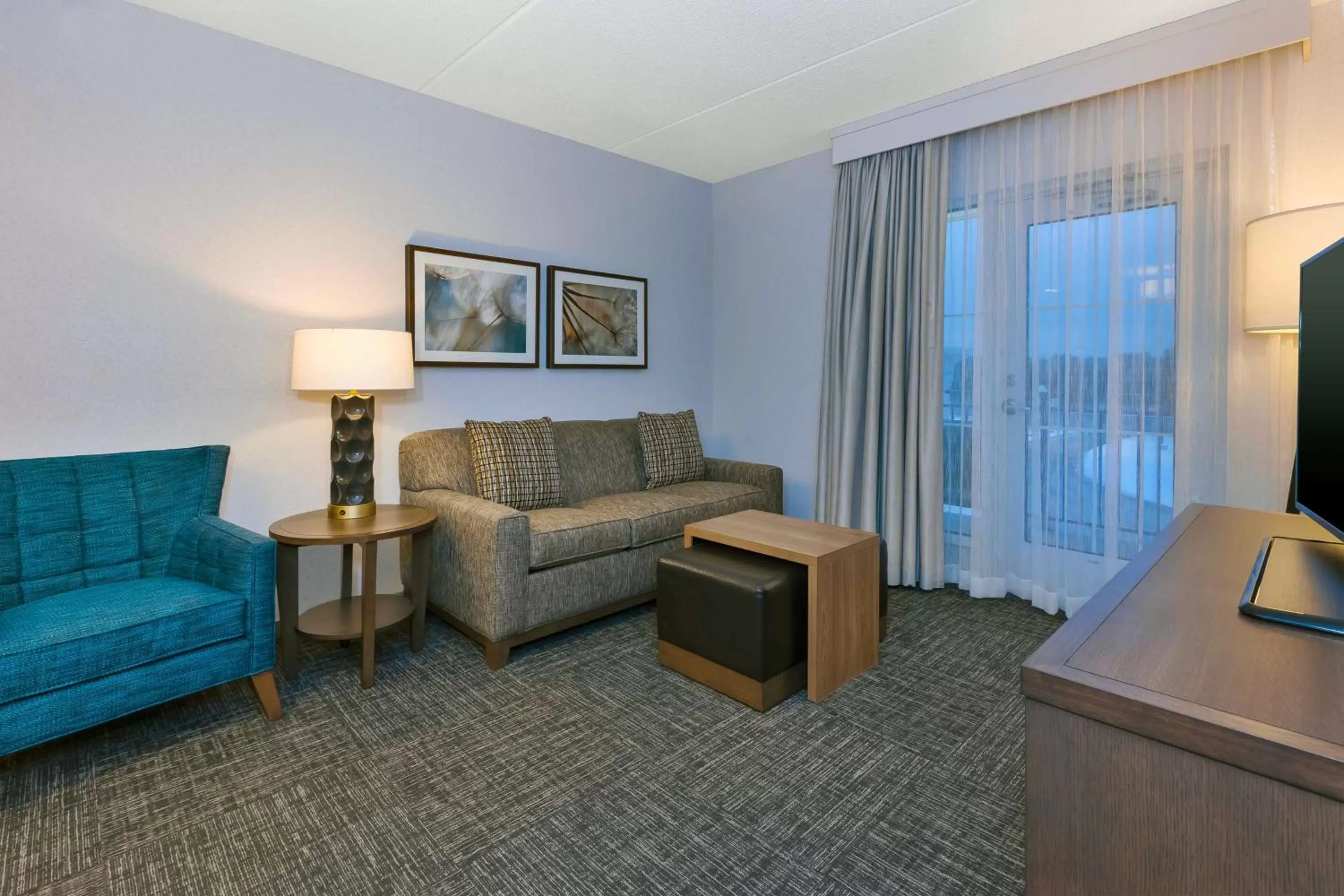 Living room in Homewood Suites By Hilton Saratoga Springs