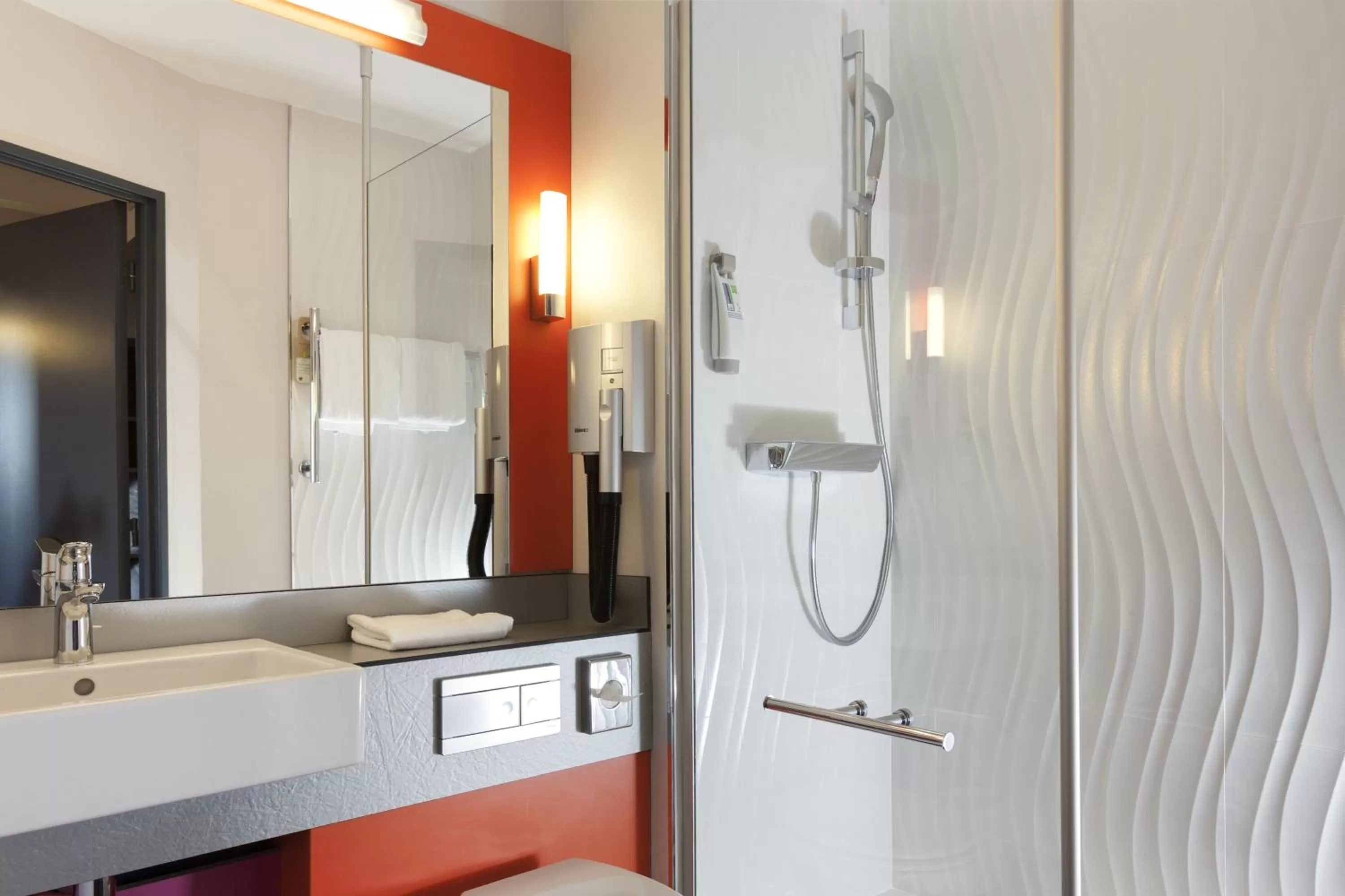 Bathroom in ibis Styles Romans-Valence Gare TGV