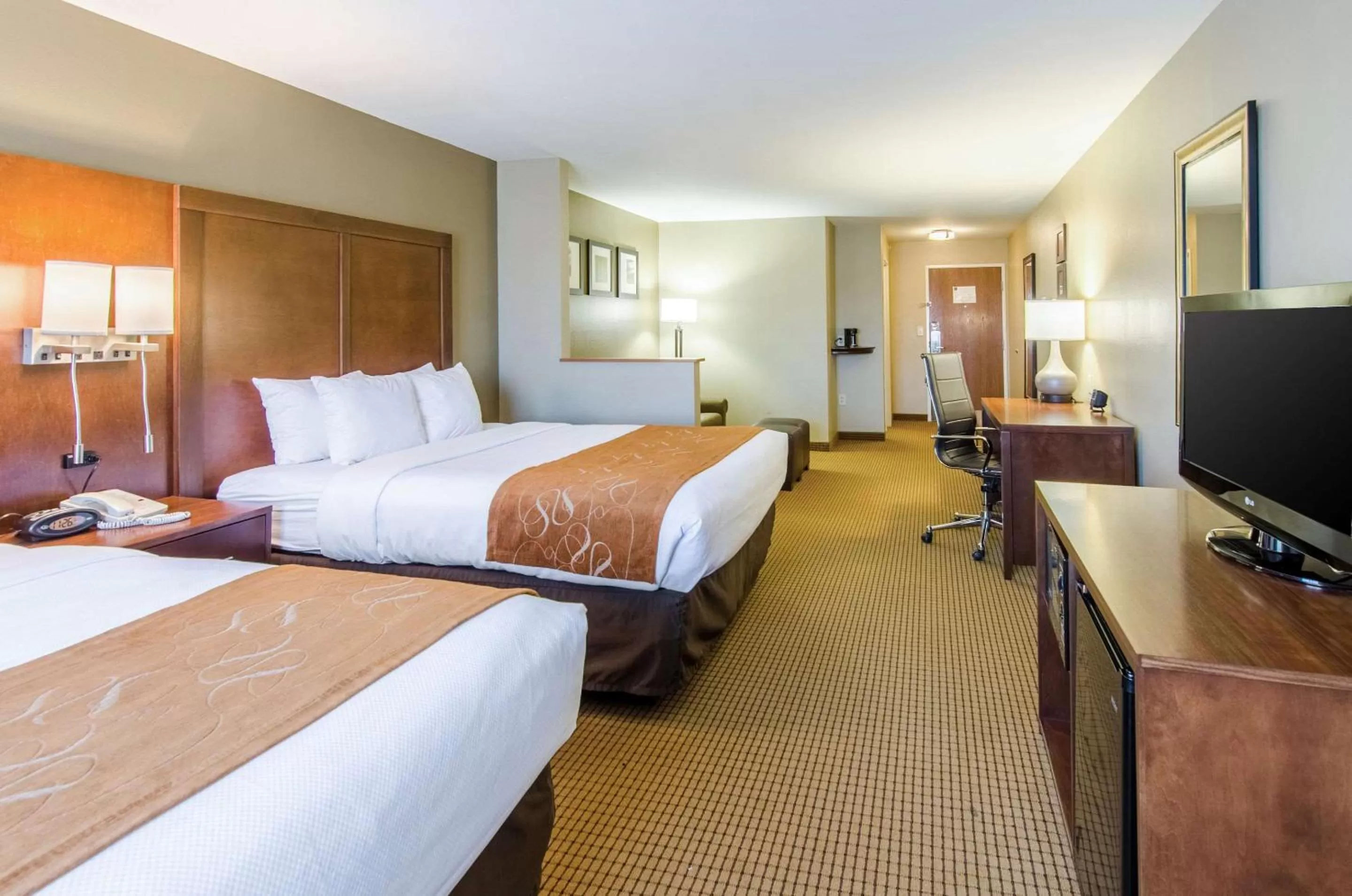 Photo of the whole room, Bed in Comfort Suites Wytheville