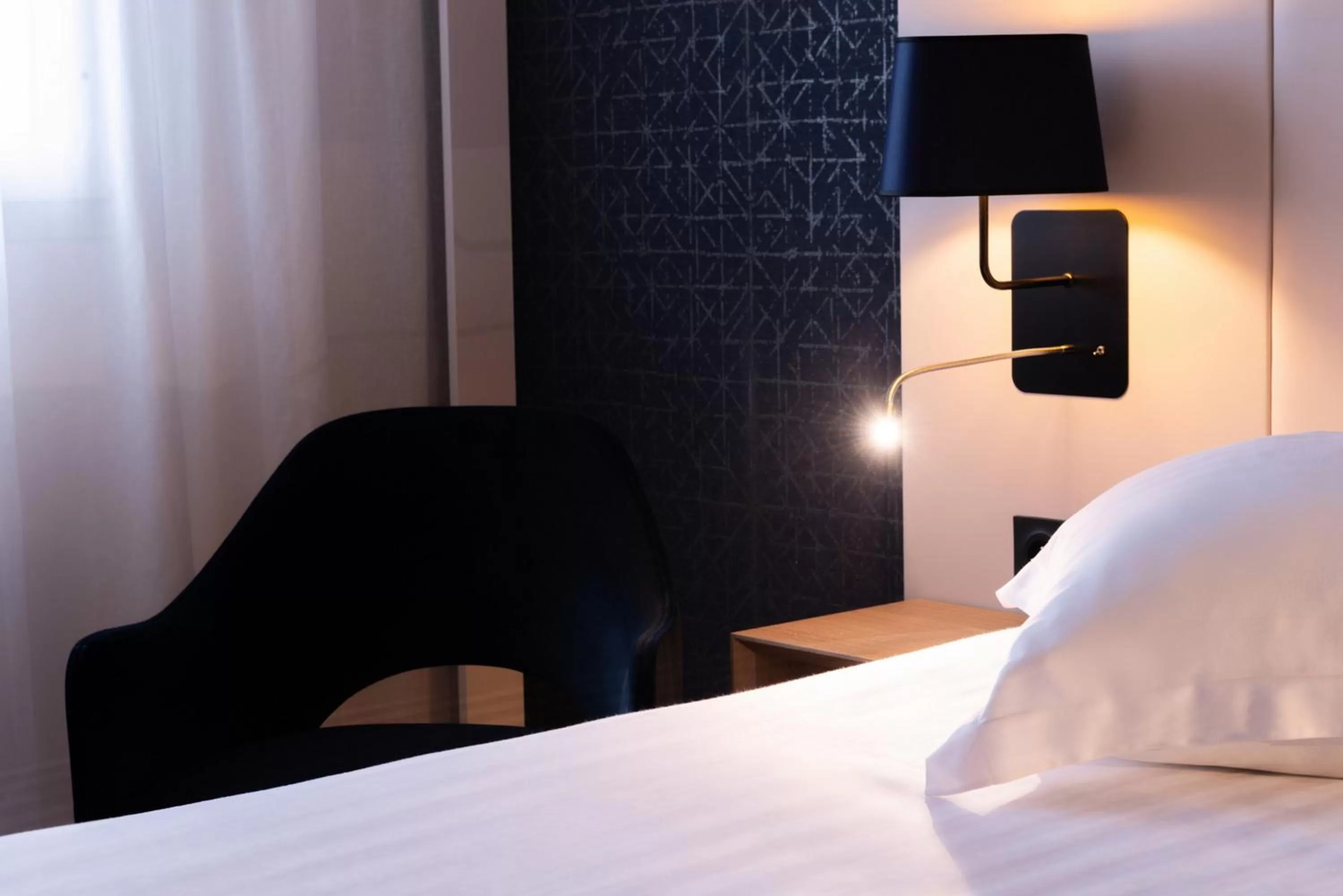 Bedroom, Bed in L'Amirauté Brest