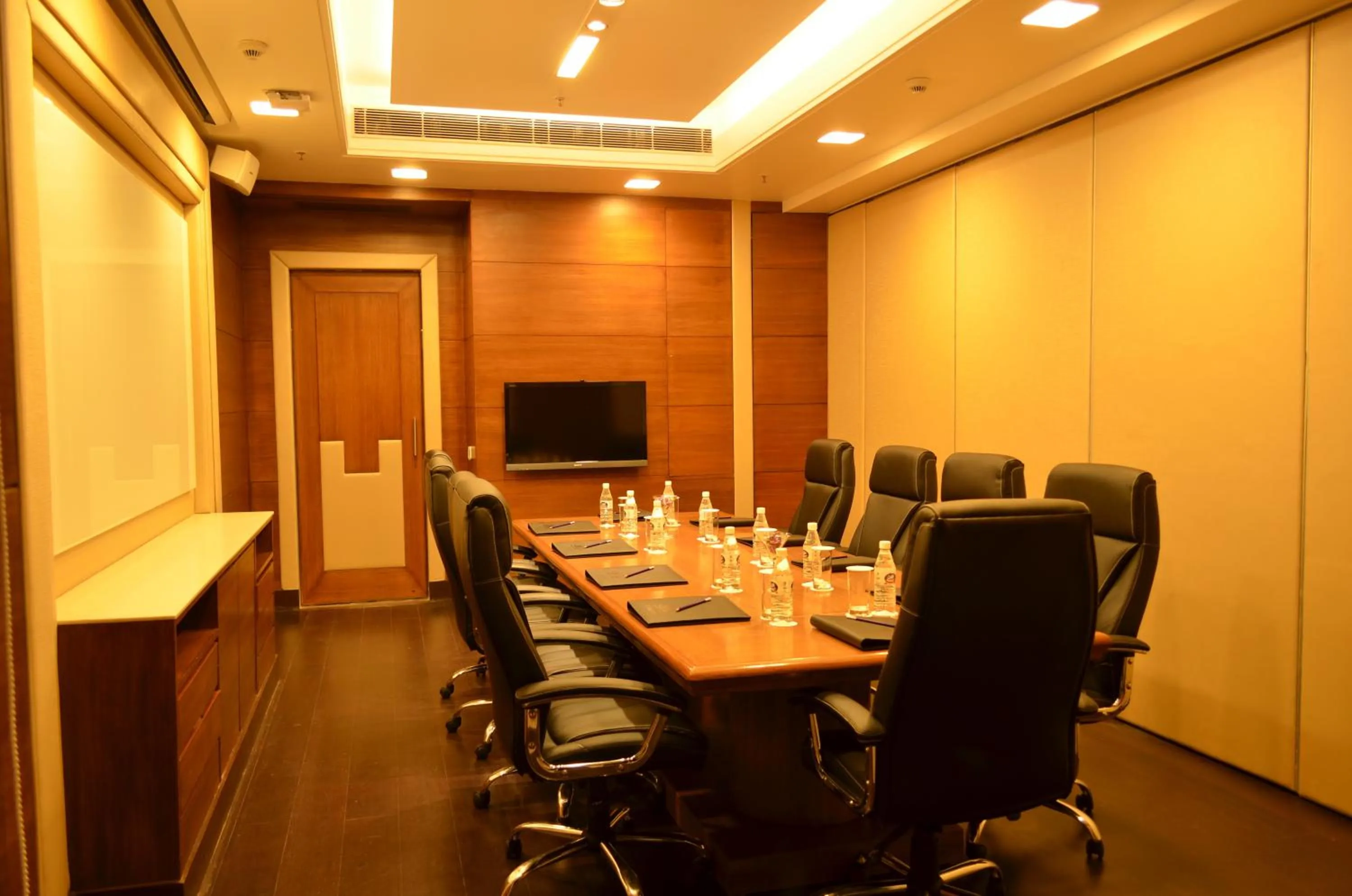 Business facilities in The Umrao