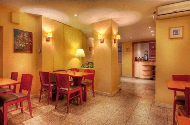 Restaurant/places to eat in Hôtel De Paris Opera