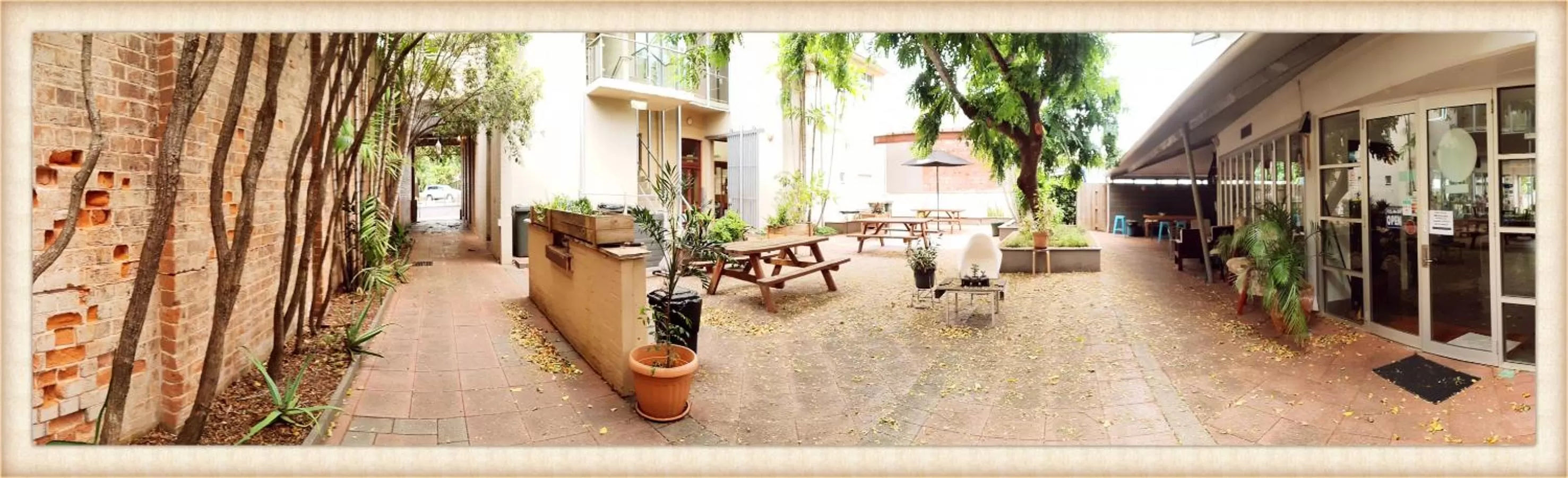 Inner courtyard view in Childers Oasis Motel