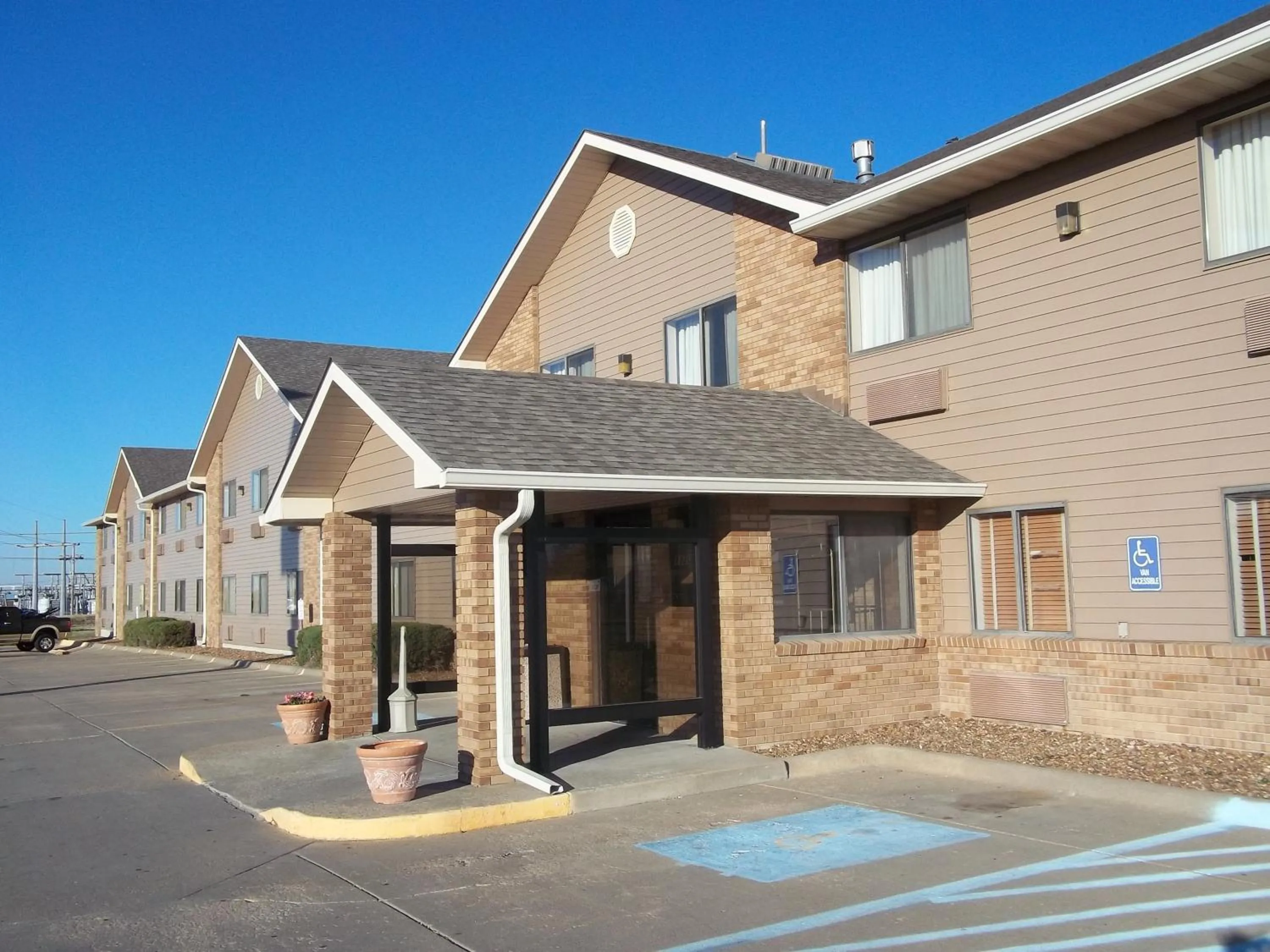 Facade/entrance, Property Building in AmericInn by Wyndham Salina