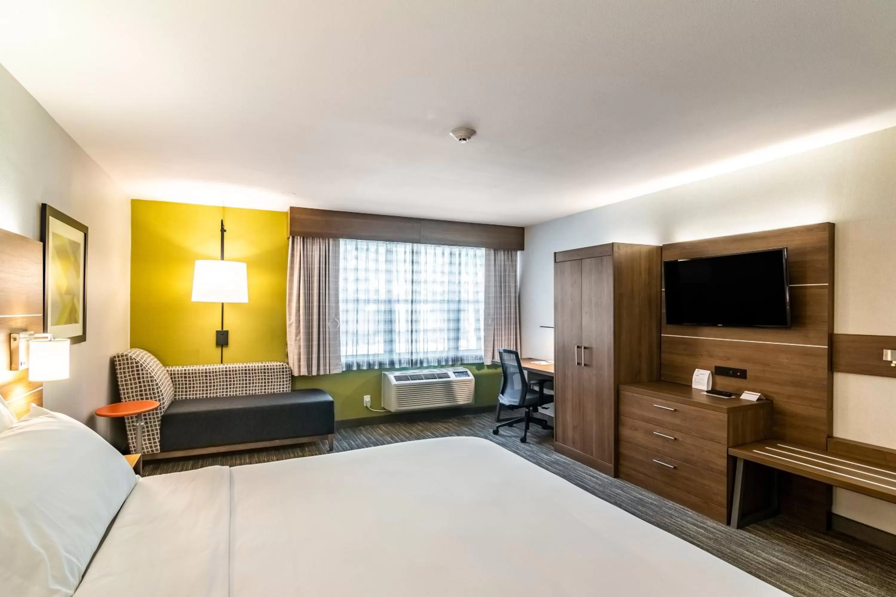 Photo of the whole room, Bed in Holiday Inn Express & Suites Camarillo by IHG