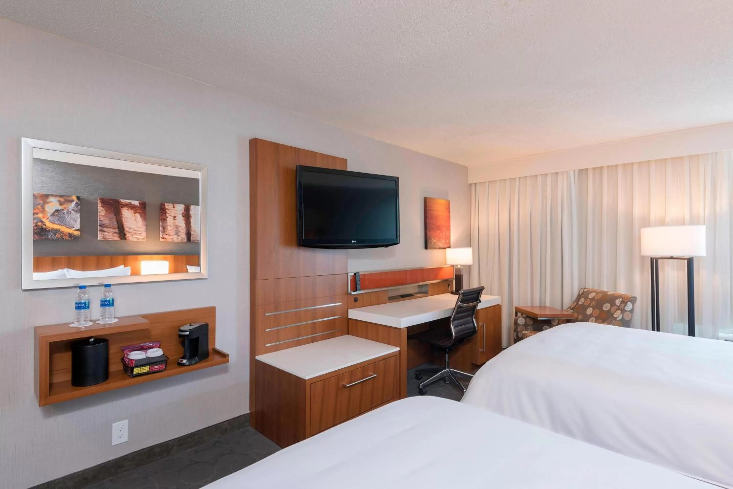 Photo of the whole room, Bed in Delta Hotels by Marriott Grand Rapids Airport
