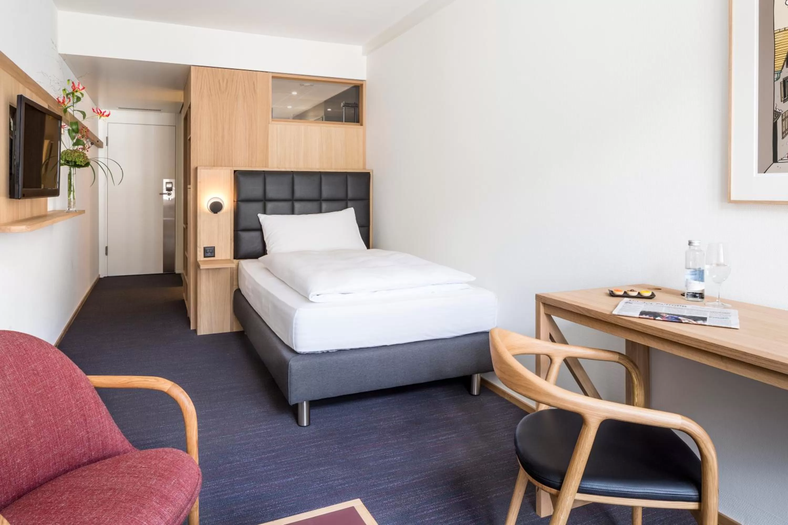 Photo of the whole room, Bed in Hotel Basel - Da wohnen, wo Basel lebt!