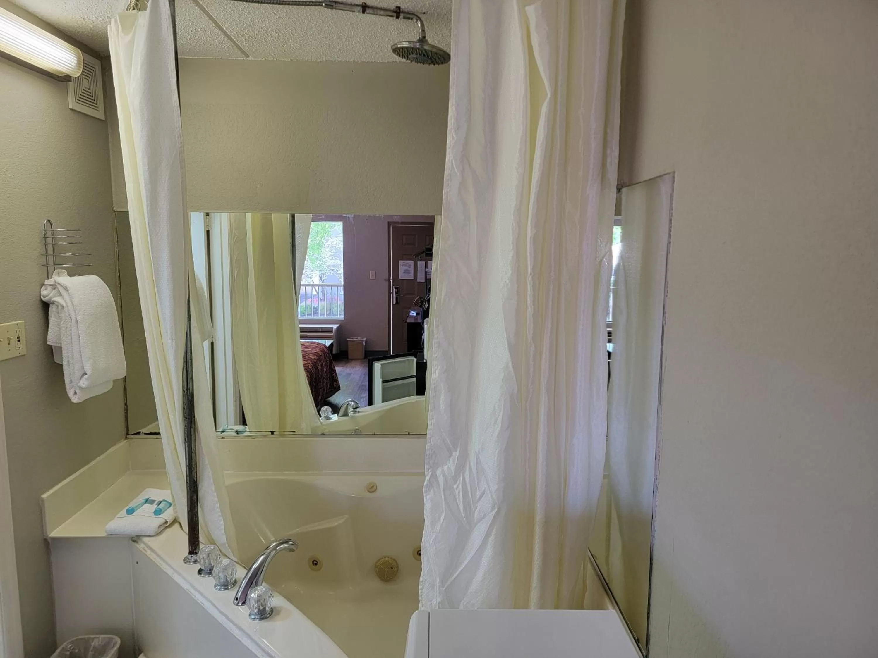 Bath in Studio 9 Inn & Suites