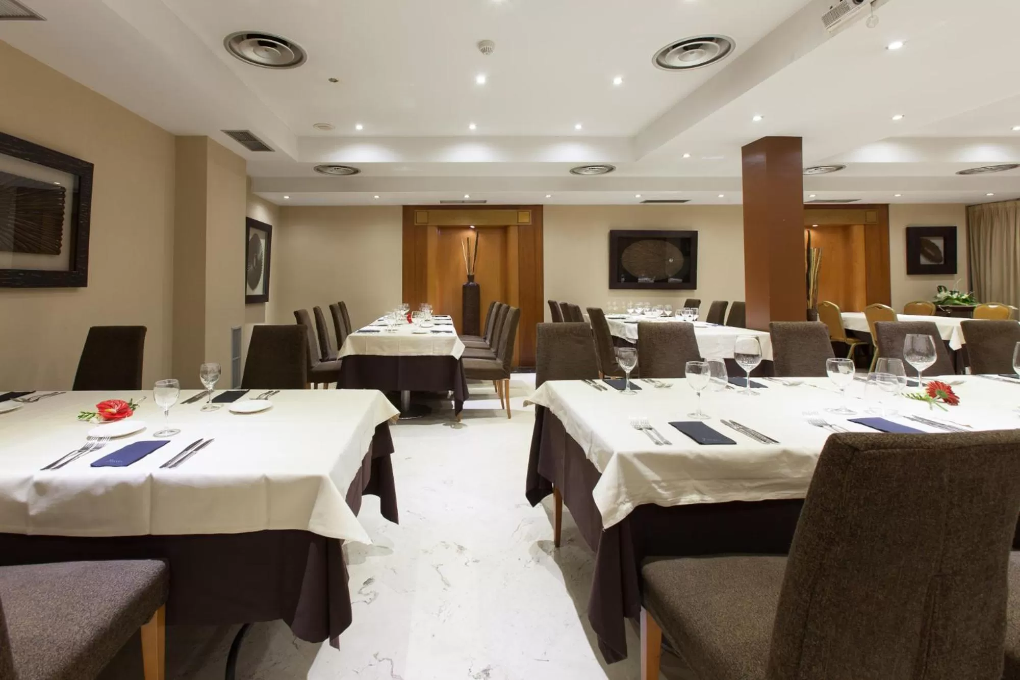 Lounge or bar in Silken Luis de León