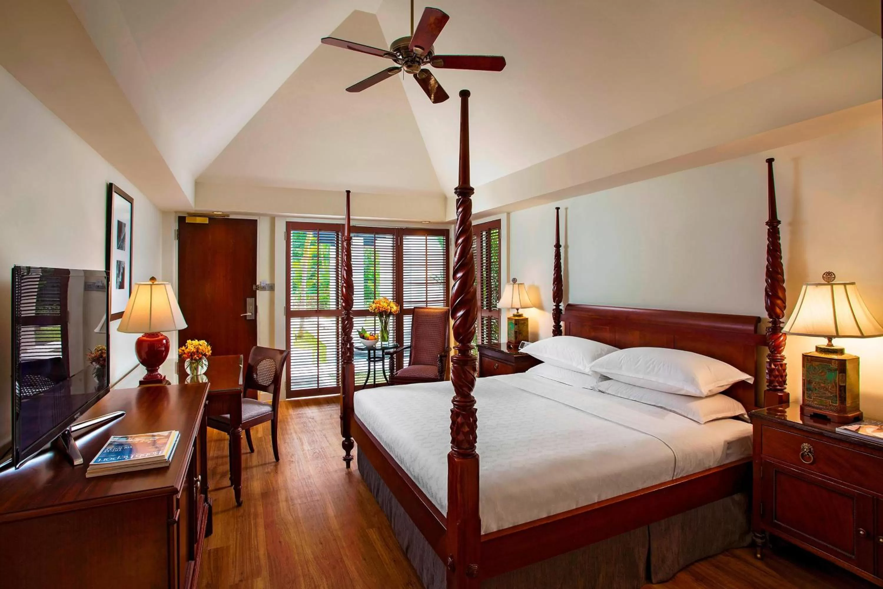 Photo of the whole room, Bed in Sheraton Towers Singapore Hotel