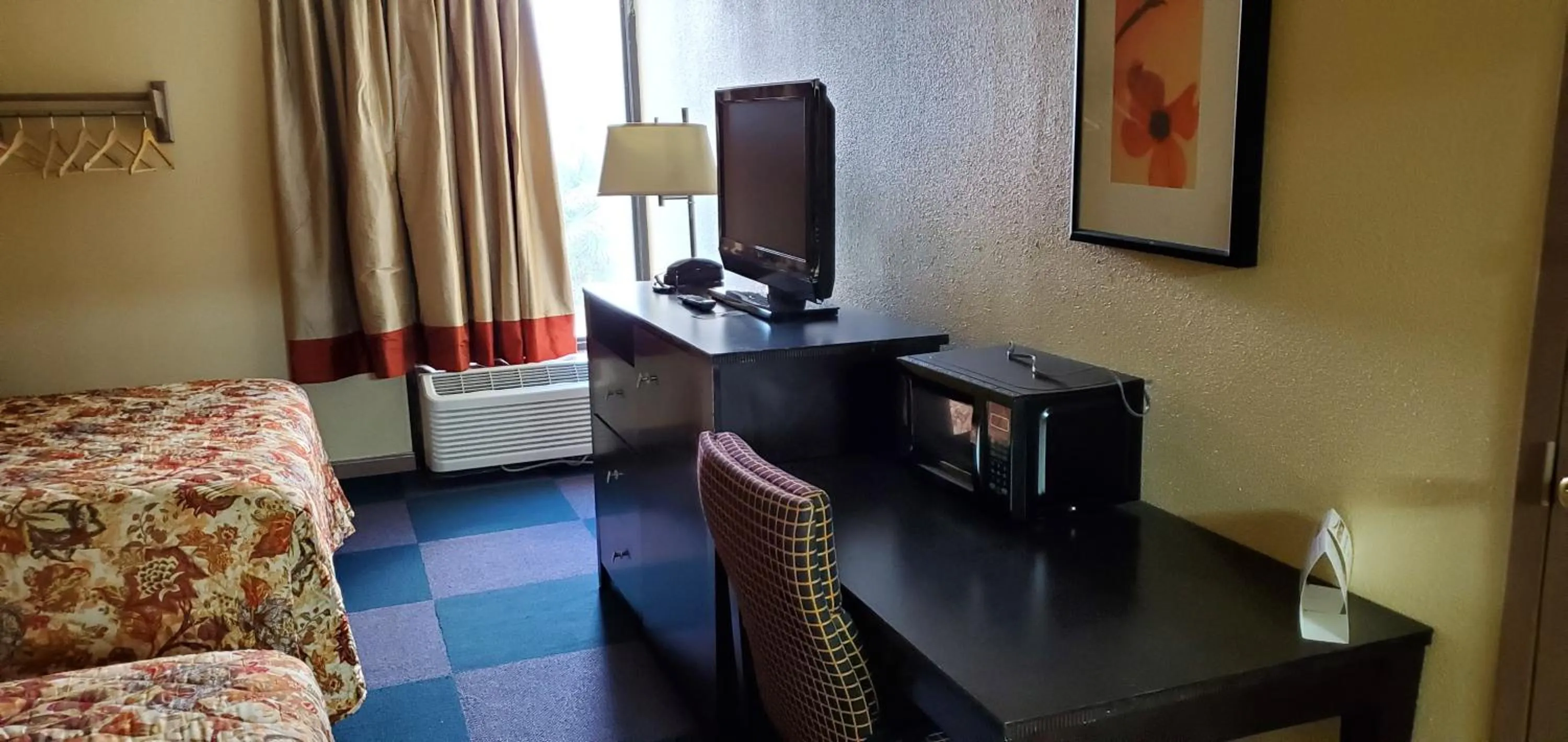 Bedroom, Bed in Red Carpet Inn-Macon