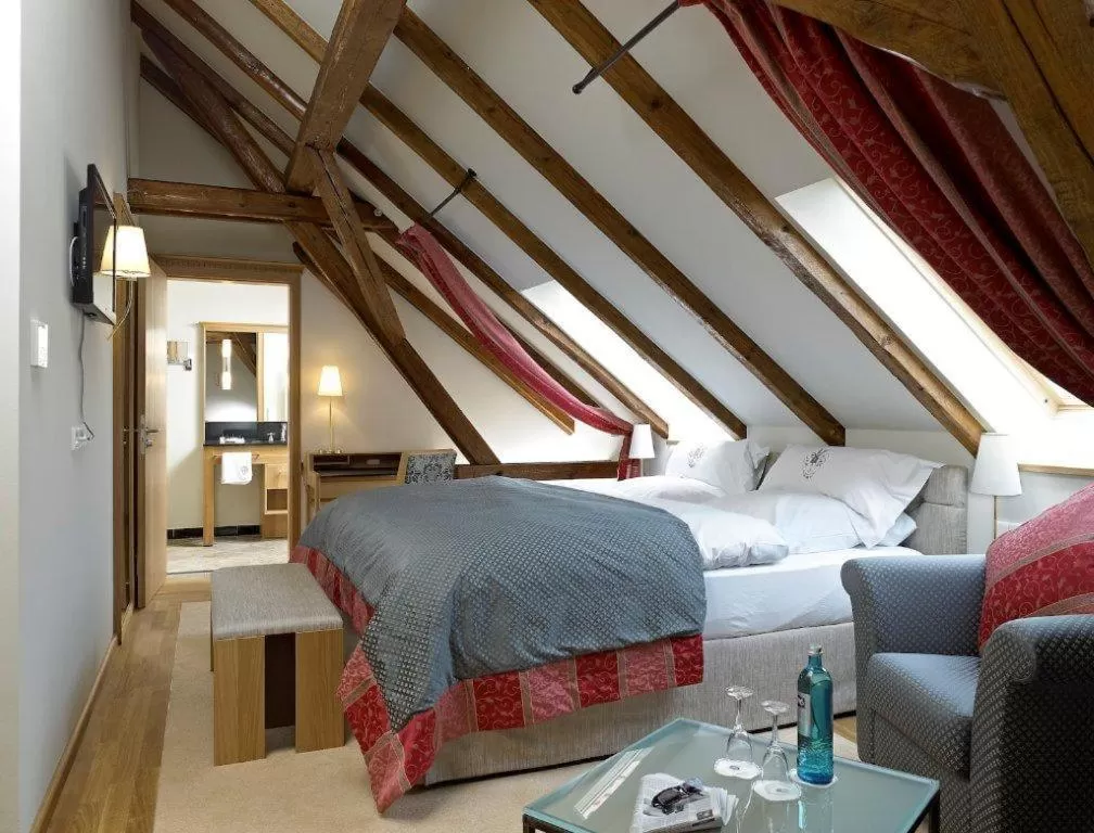 Living room, Bed in Gut Kump Gastronomie und Hotel