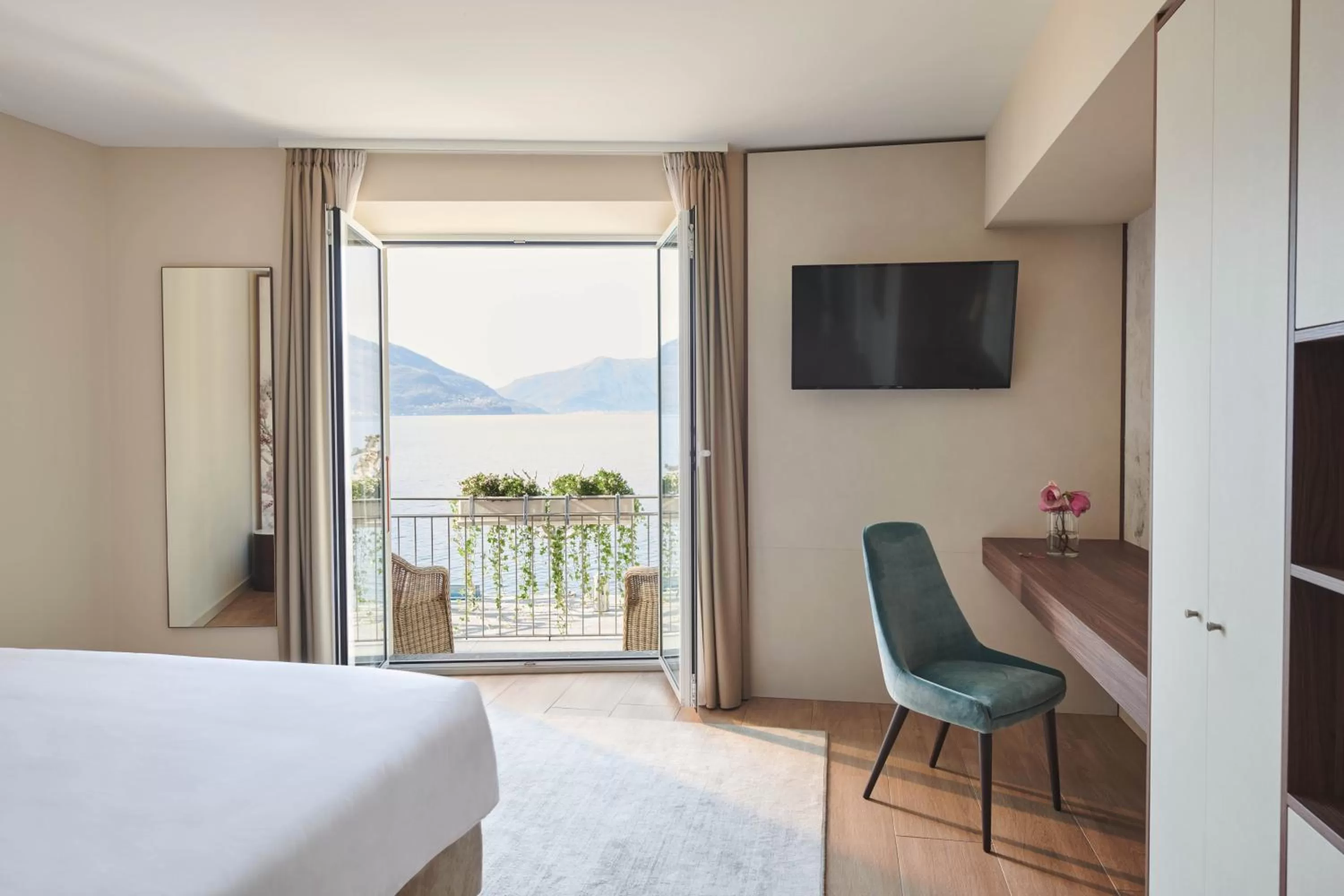 Bedroom, Bed in Vista Lakefront Boutique Hotel