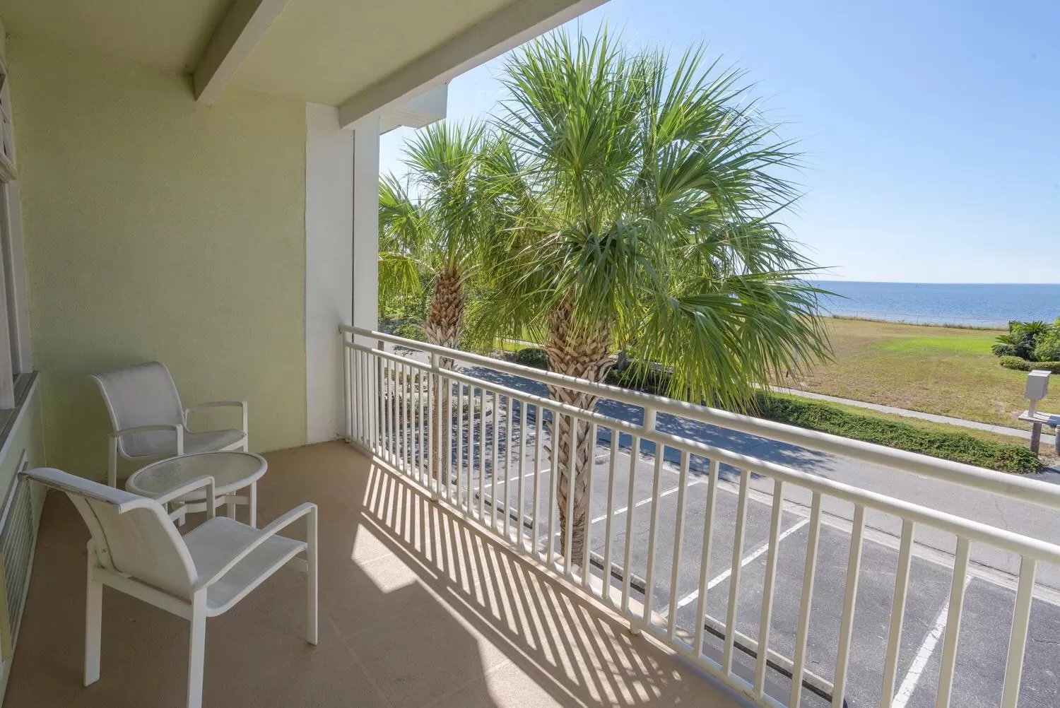 Balcony/Terrace in TAMPA BAY, BEACH step away, WIFI, FREE PARKING,POOLS, JACUZZI