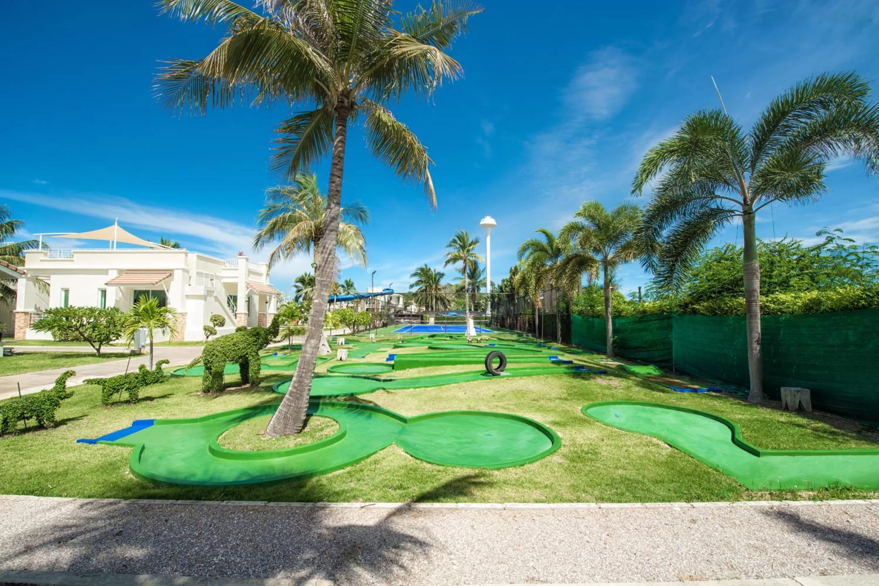 Minigolf in Oriental Beach Pearl Resort