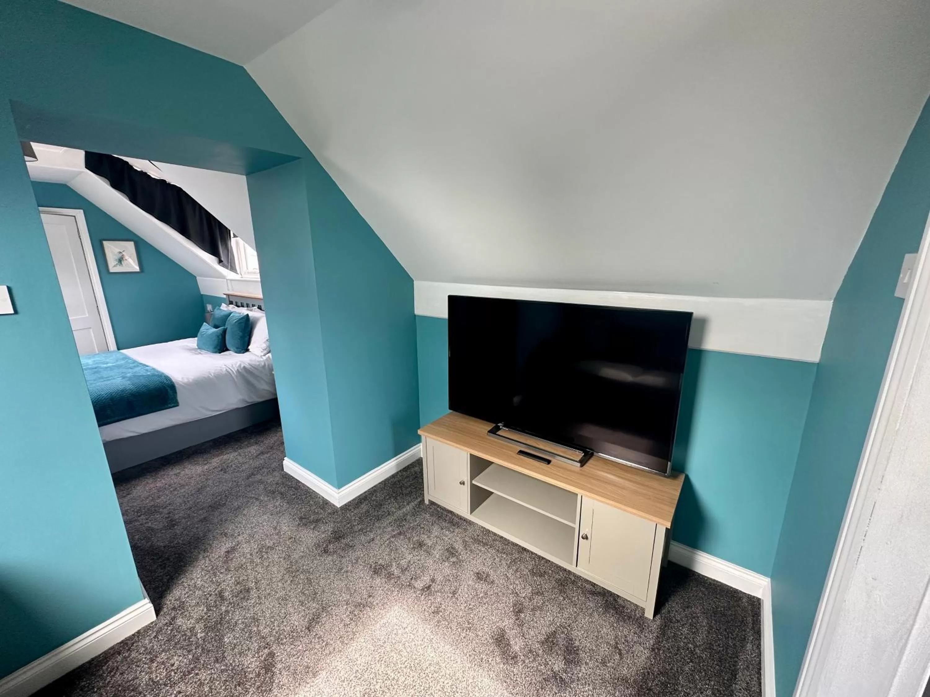 Seating area, Bed in The Fylingdales Inn