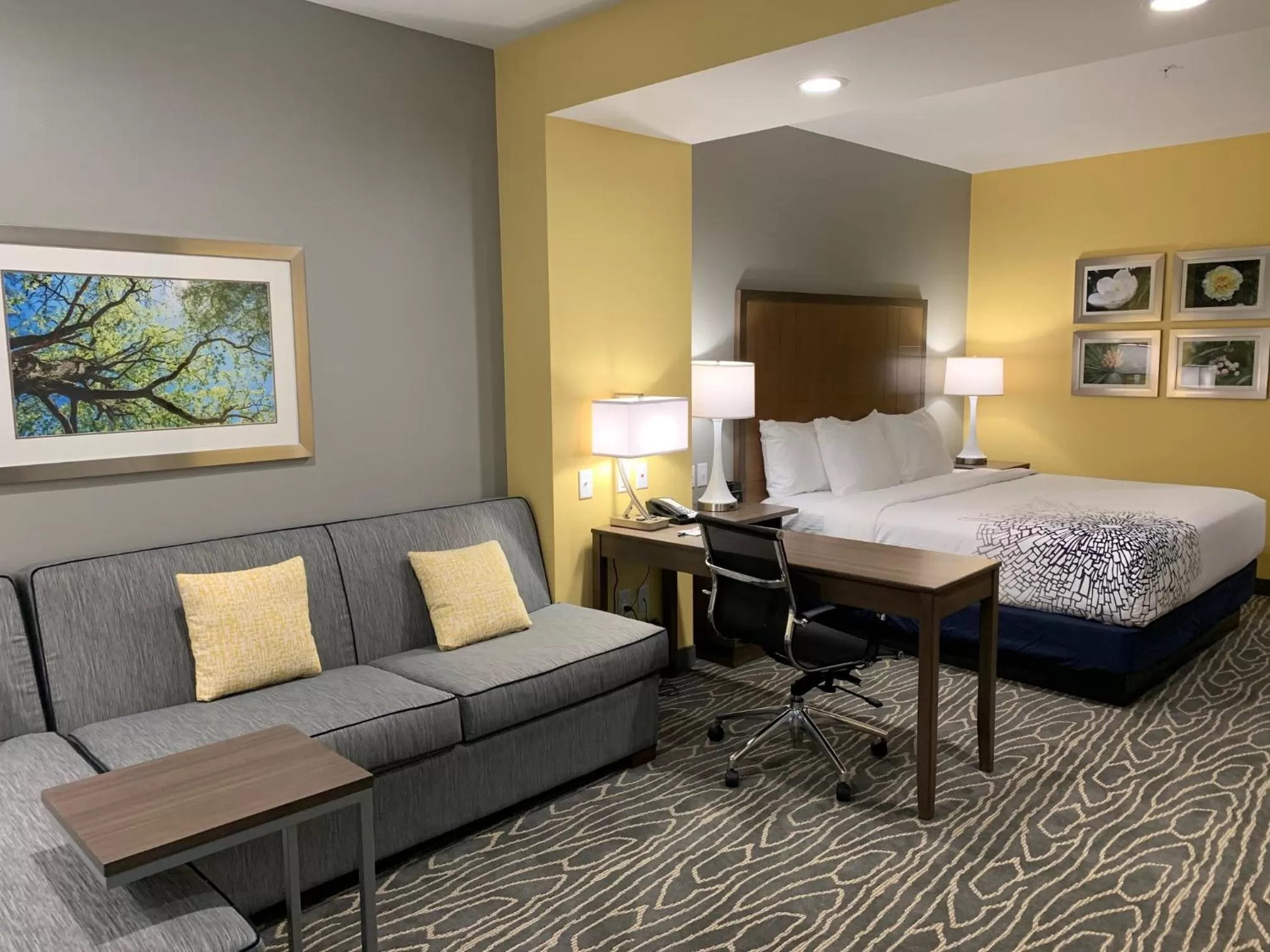 Seating area, Bed in La Quinta Inn & Suites by Wyndham Tifton