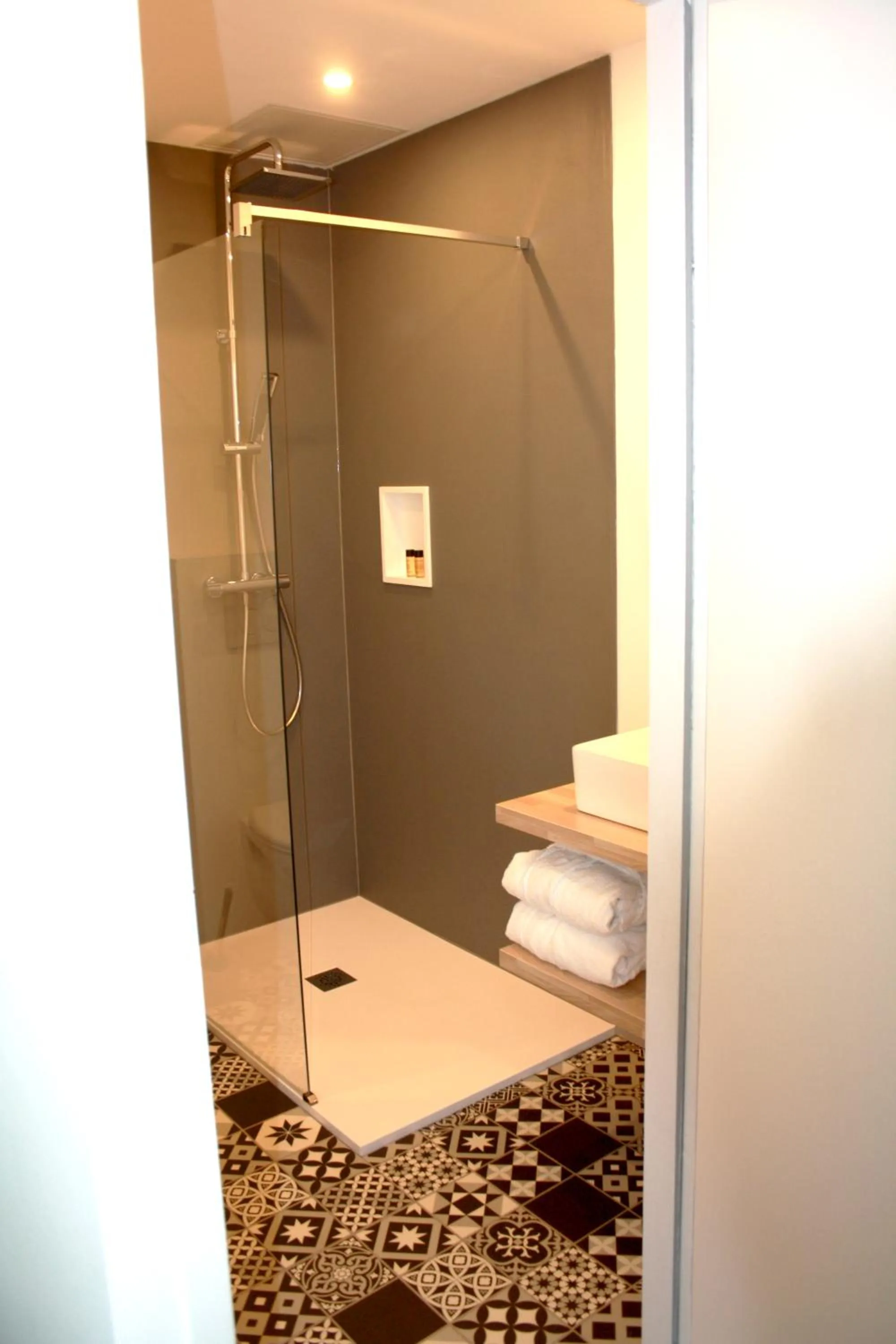 Shower in Logis Hôtel Sea View