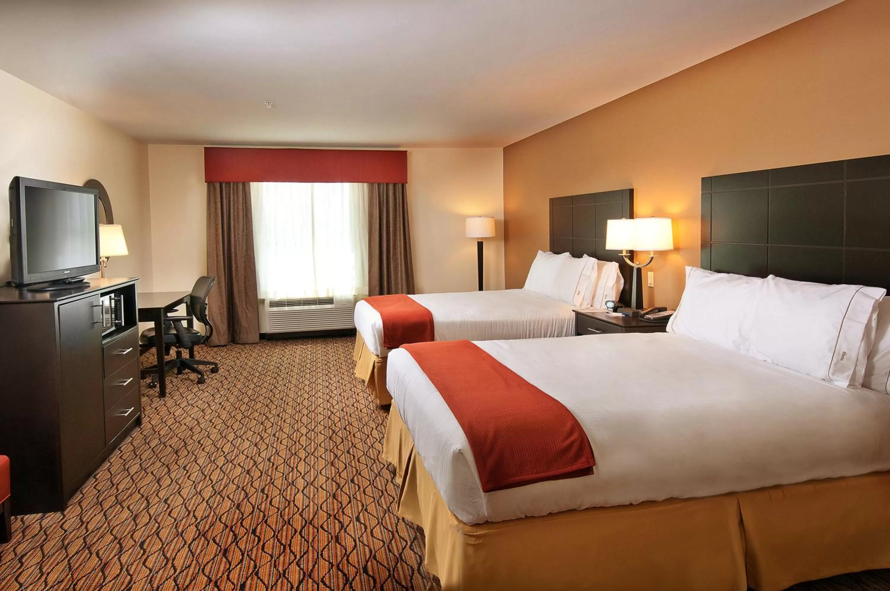 Photo of the whole room, Bed in Holiday Inn Express Hotel and Suites Pearsall by IHG