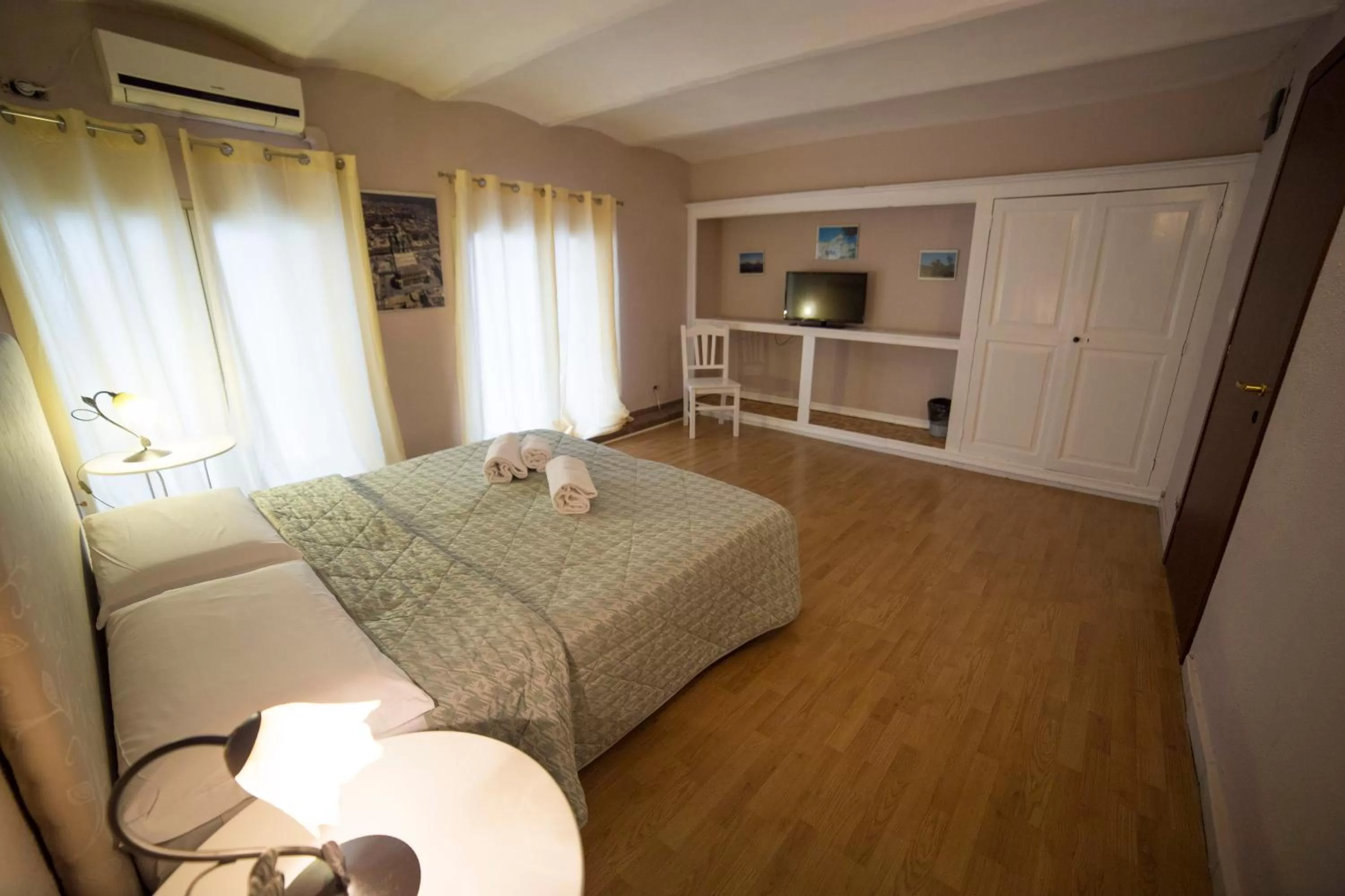 Day, Bed in Hotel Biscari