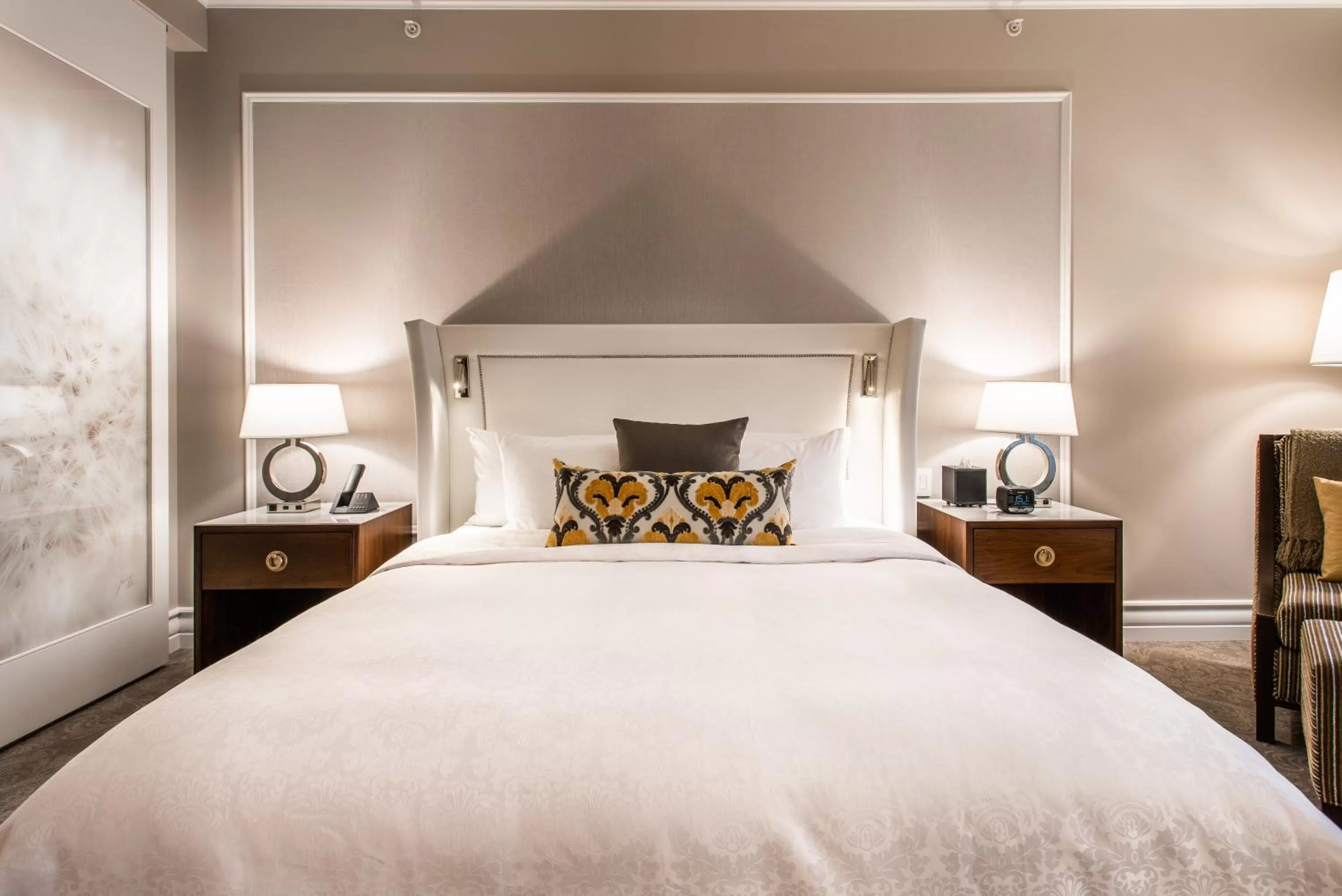 Bed in Hôtel Birks Montréal