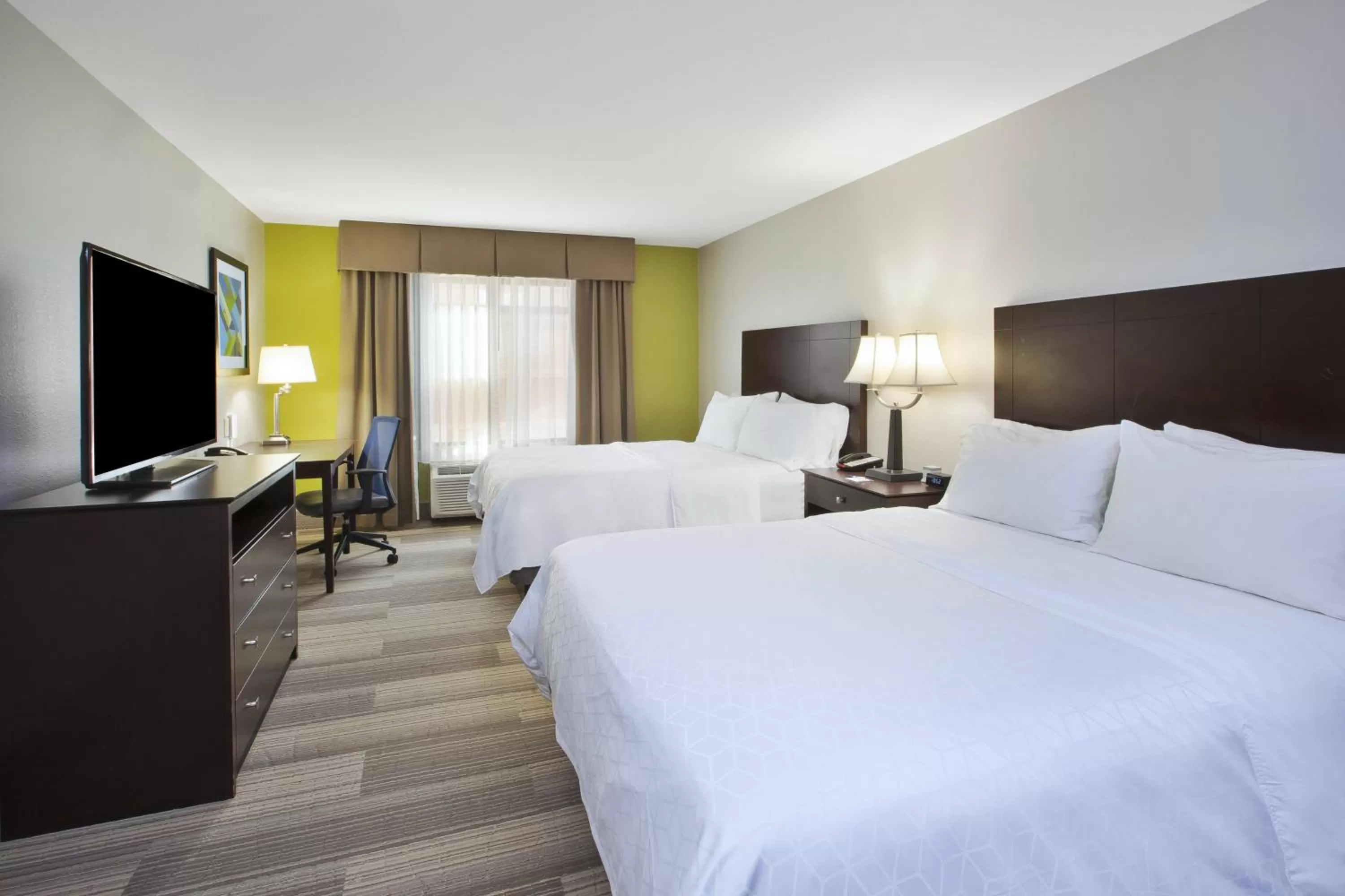 Photo of the whole room, Bed in Holiday Inn Express Niles by IHG