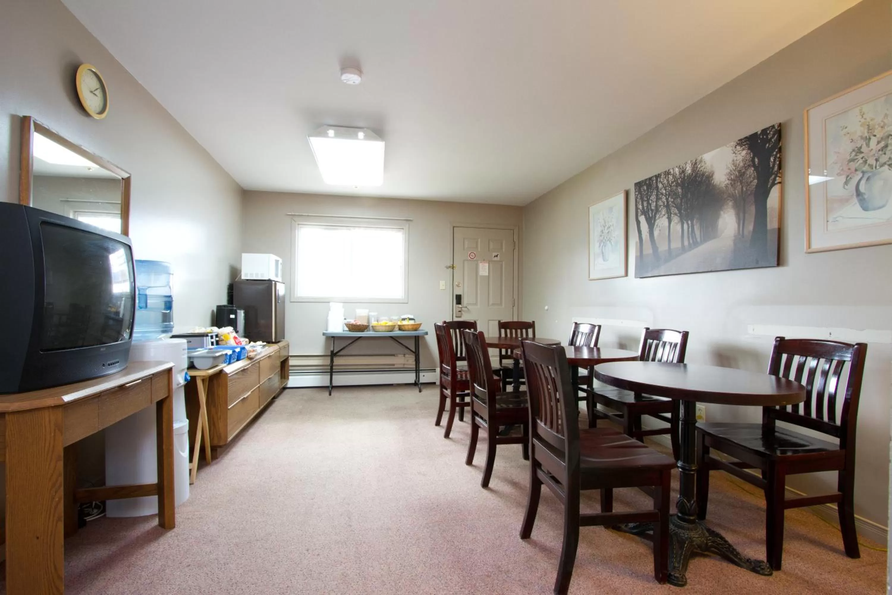 Coffee/tea facilities in Knights Inn Lindsay