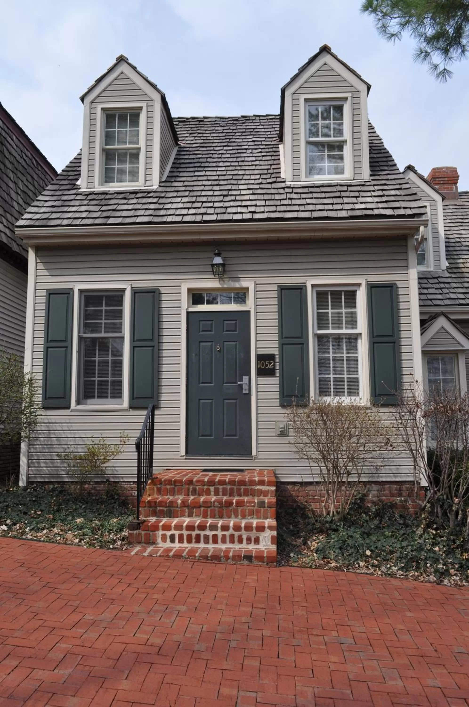 Facade/entrance in Century Suites Hotel