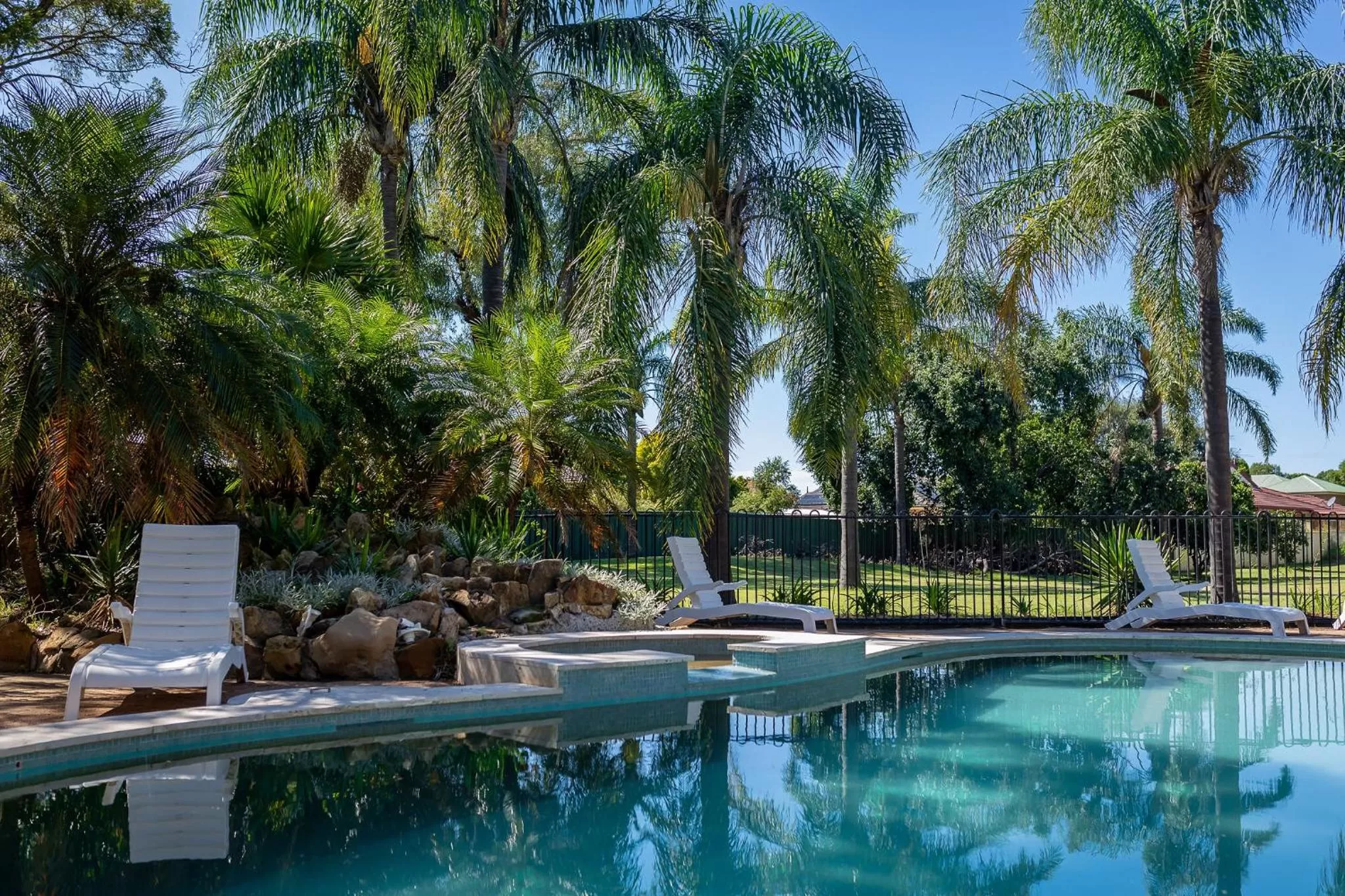 Swimming pool in Charbonnier Motor Inn