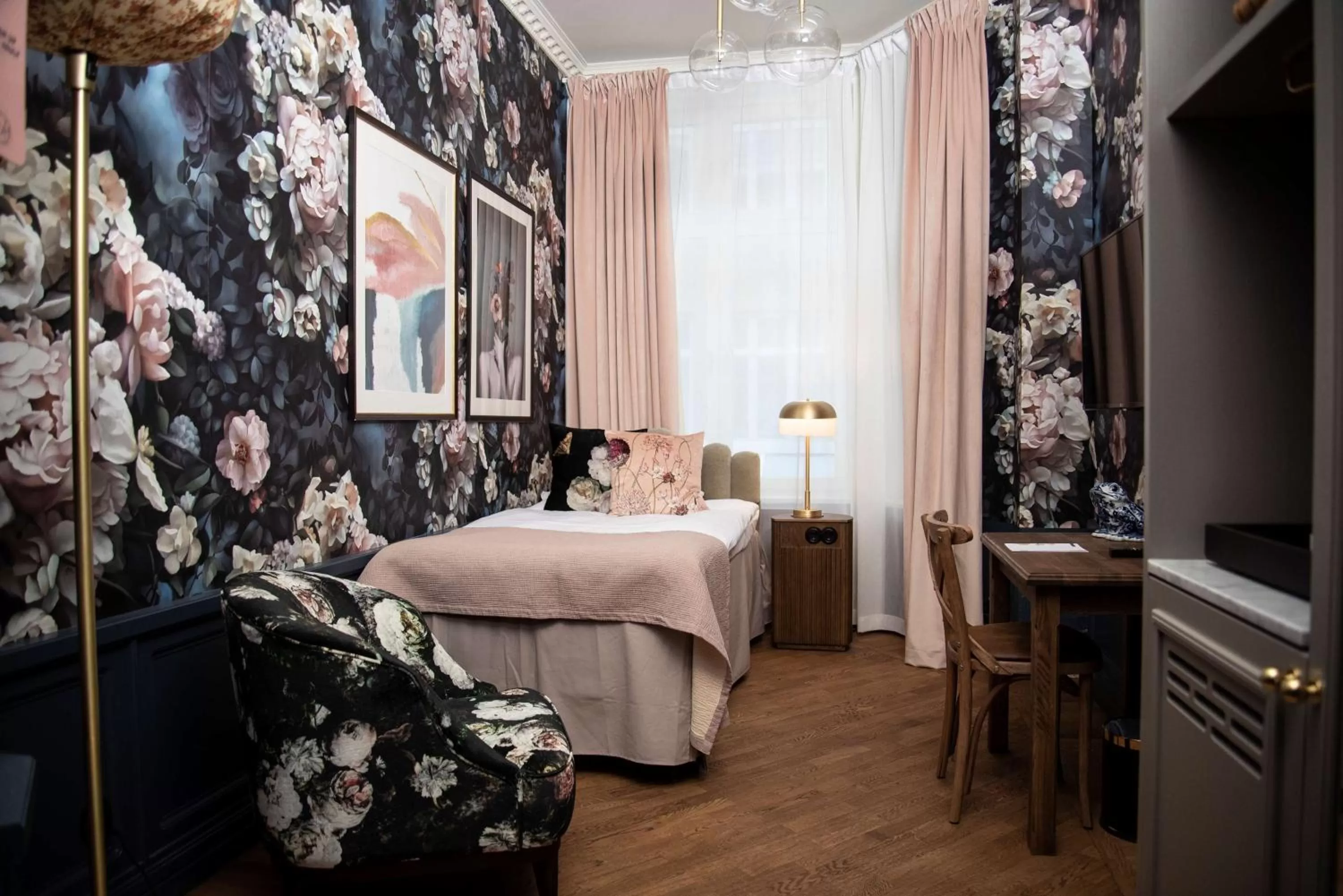 Photo of the whole room, Bed in The Vault Hotel, WorldHotels Crafted