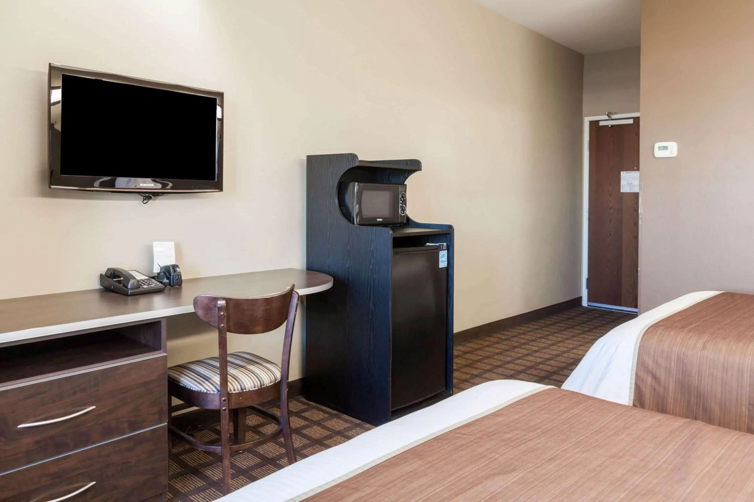 Photo of the whole room, Bed in Microtel Inn & Suites by Wyndham Wheeler Ridge