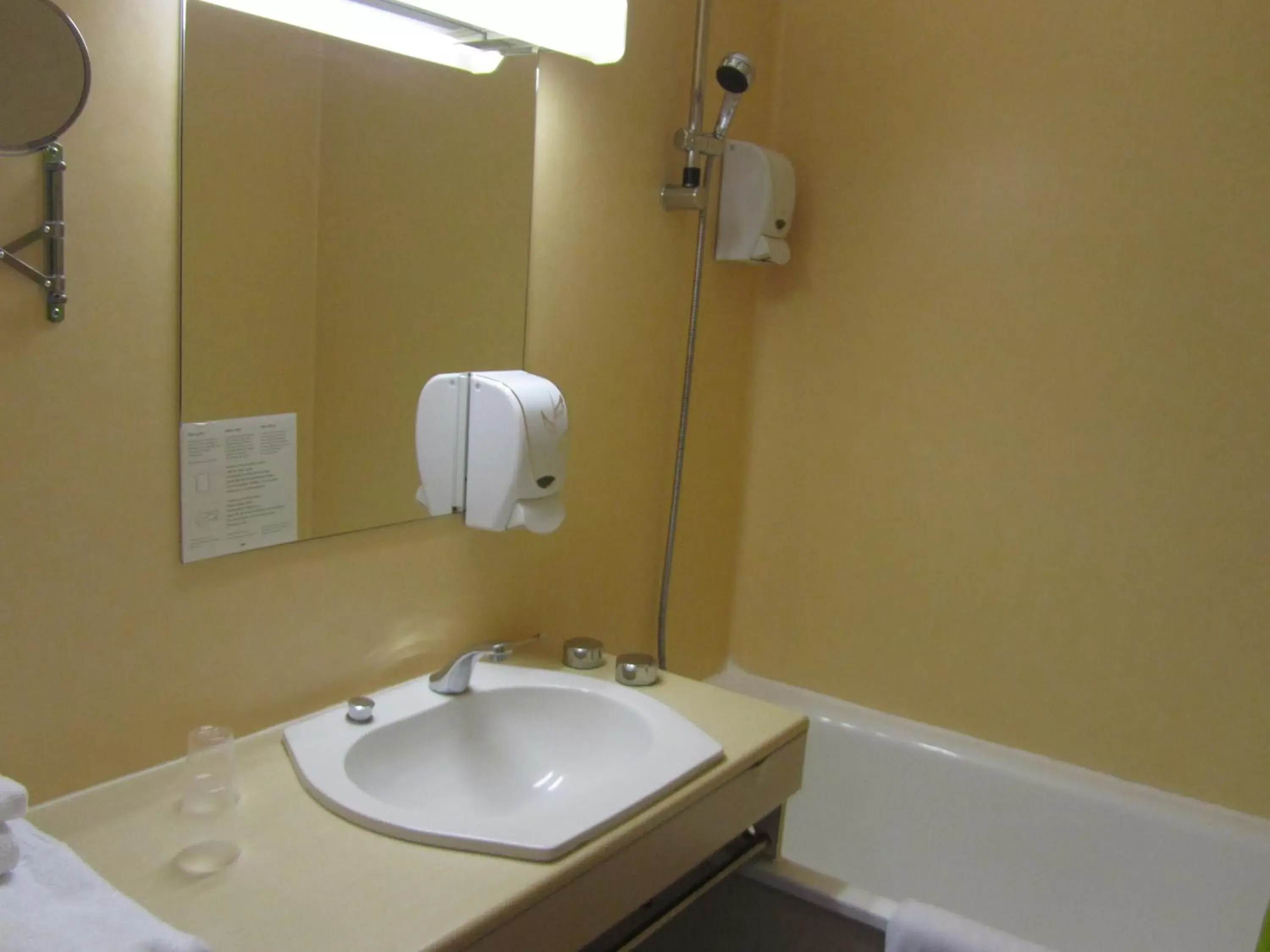 Twin Room in Hôtel Le Saint Joseph Twin Room in Hôtel Le Saint Joseph