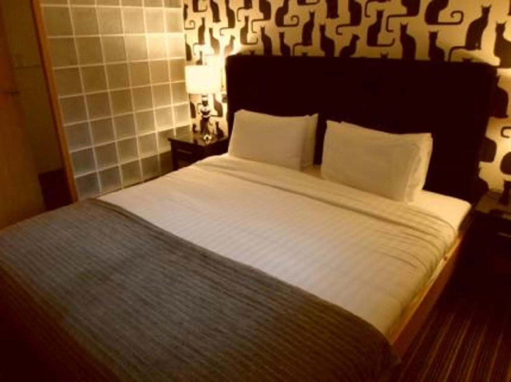 Bedroom, Bed in Cheshire Cat