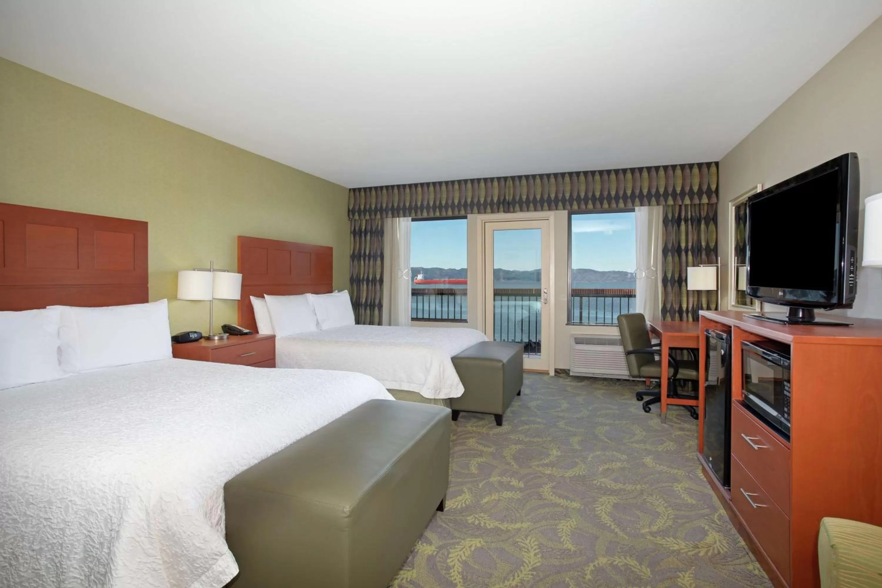 Bedroom, Bed in Hampton Inn & Suites Astoria