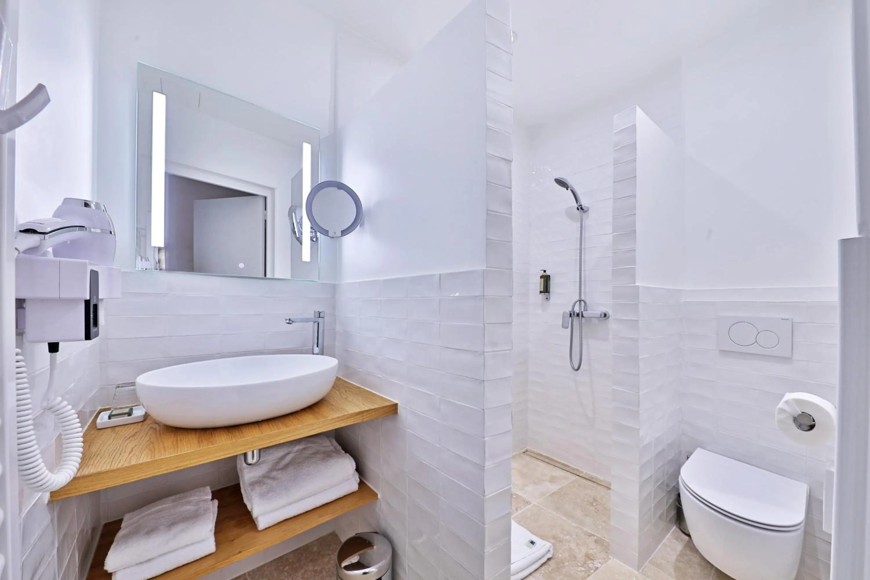 Bathroom in Hôtel Louvre Richelieu