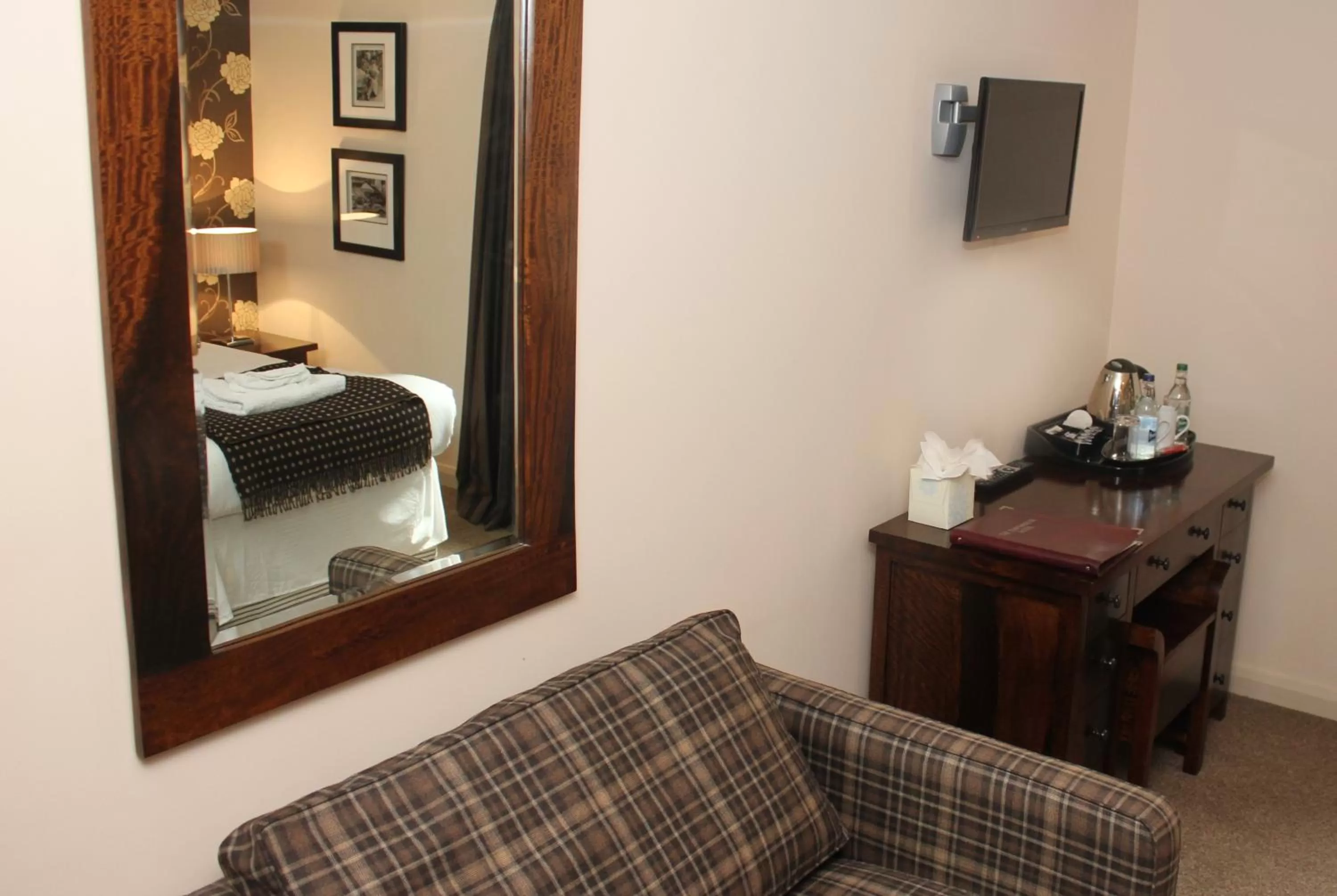 Seating area, Bed in The Townhouse Hotel