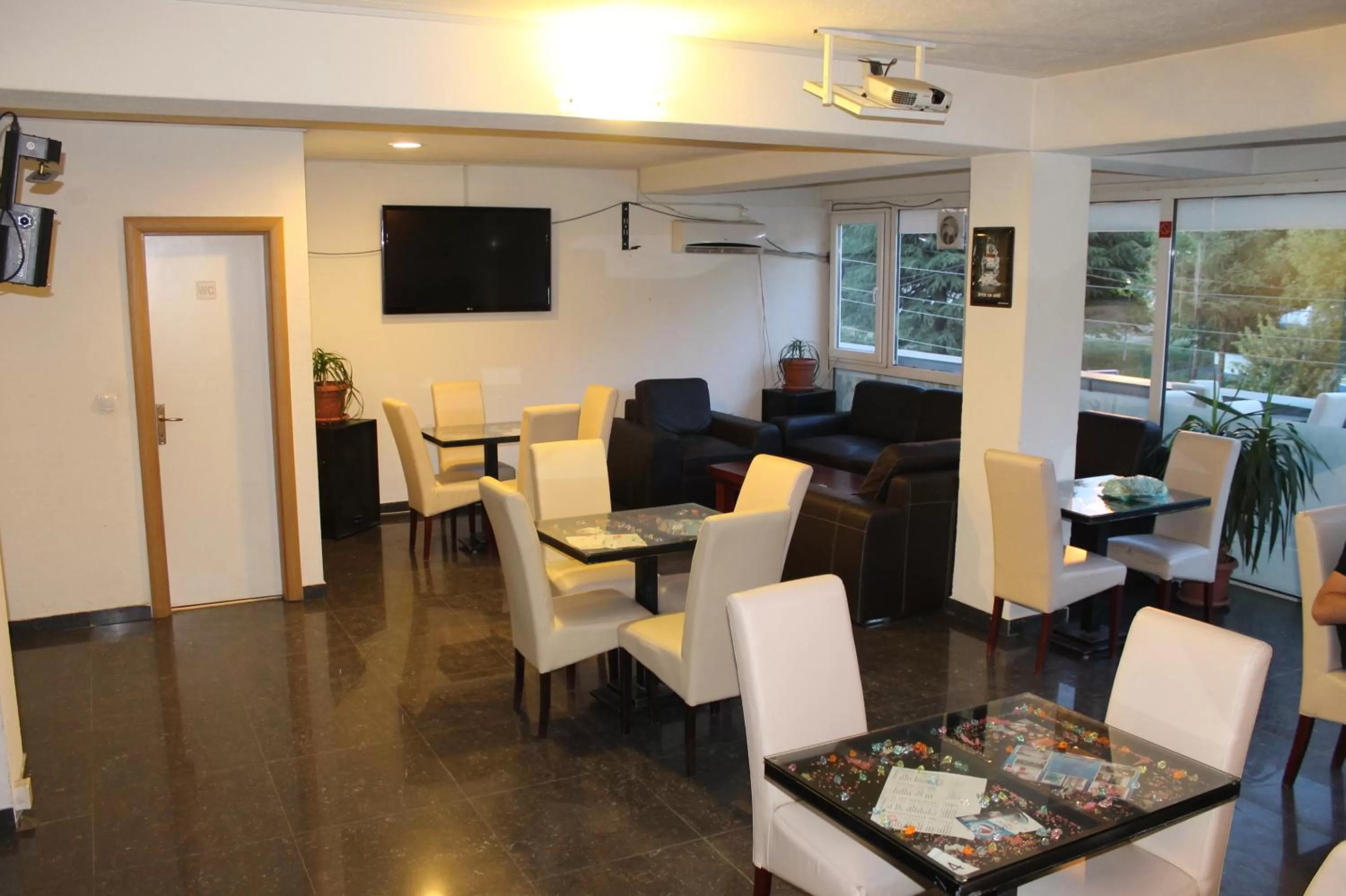 Restaurant/places to eat in Villa Sparadise