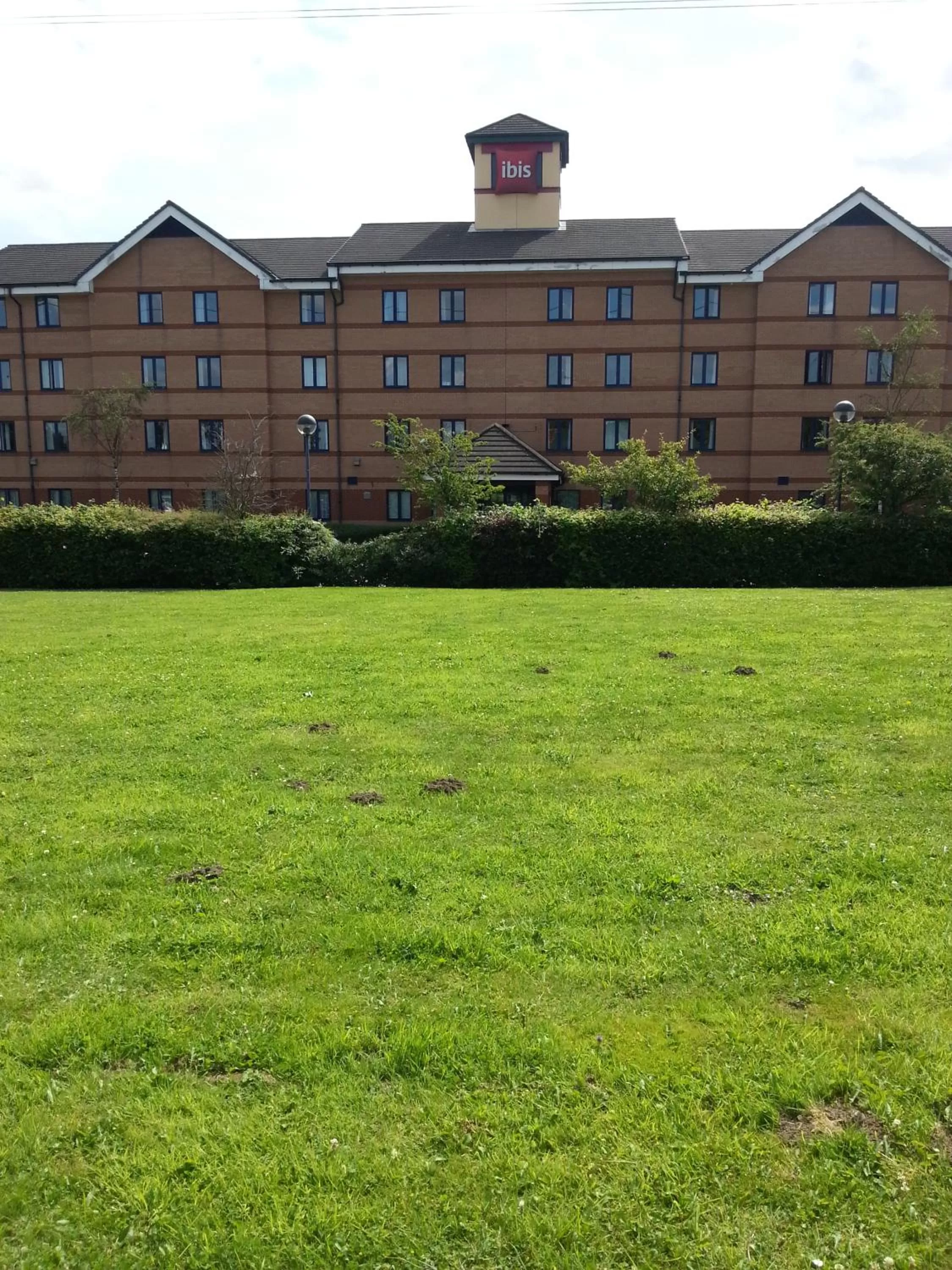 Facade/entrance in ibis Rotherham East – (M18 / M1)