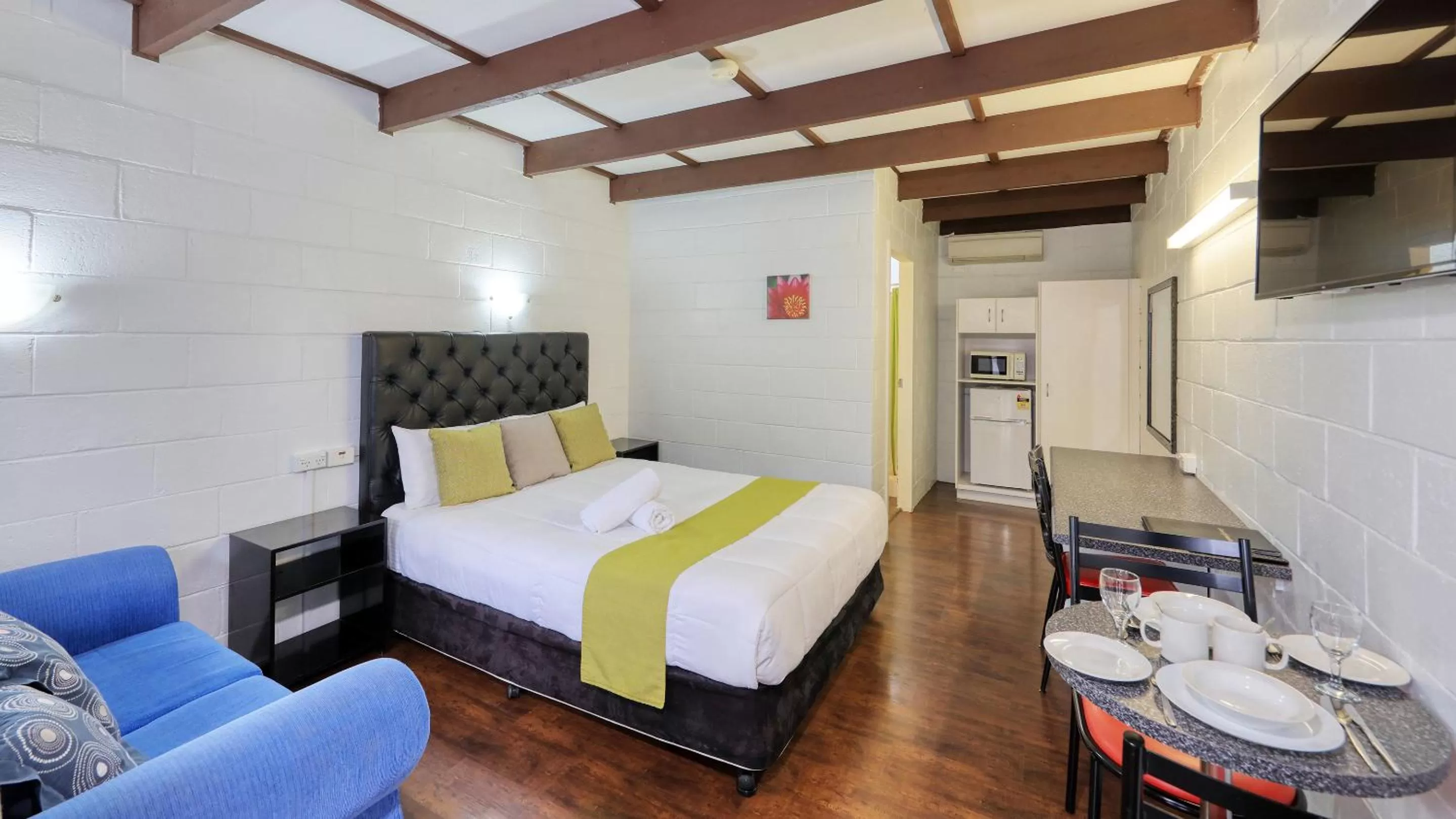 Seating area, Bed in Azalea Motel