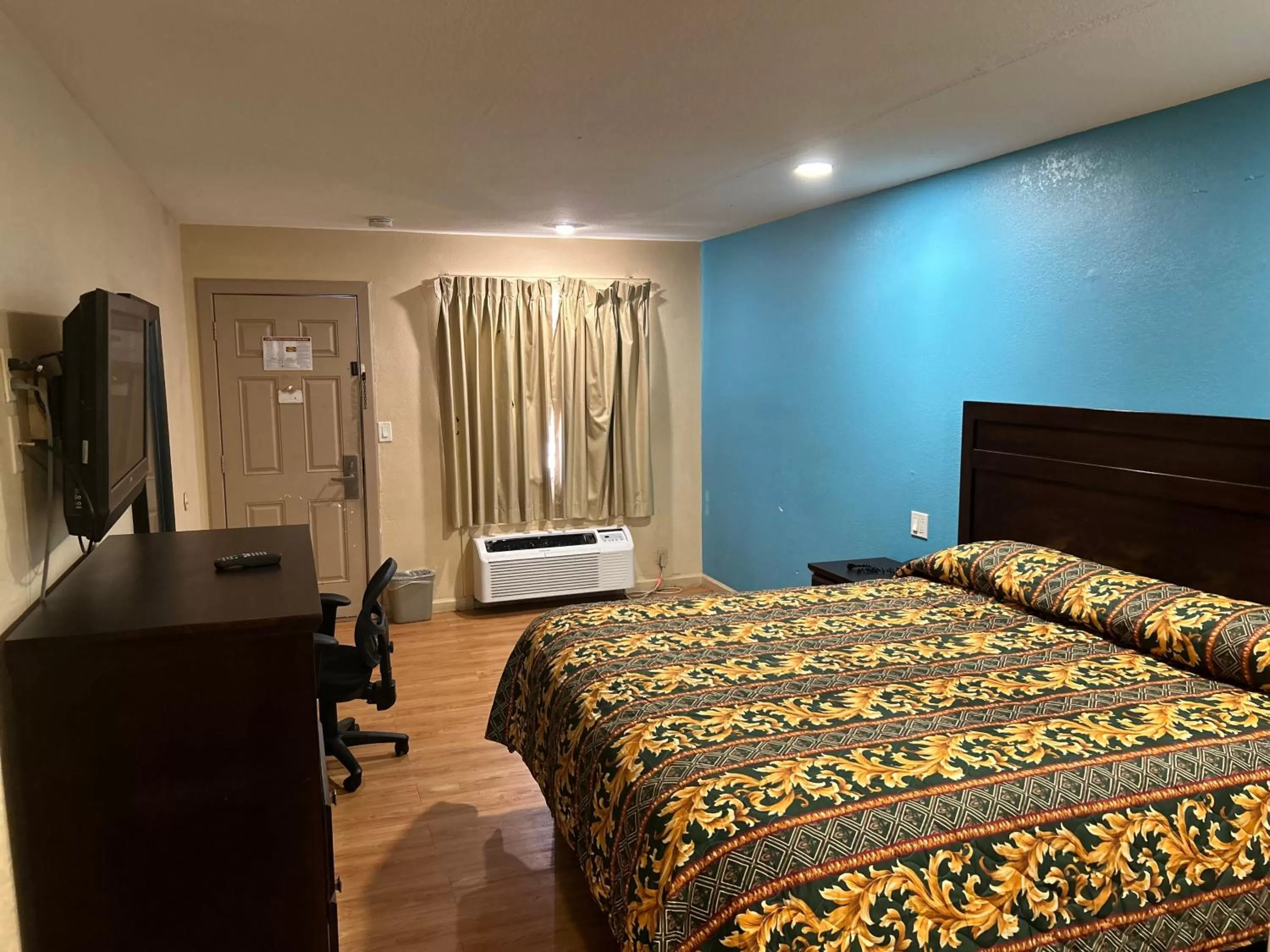 Bedroom, Bed in Super 7