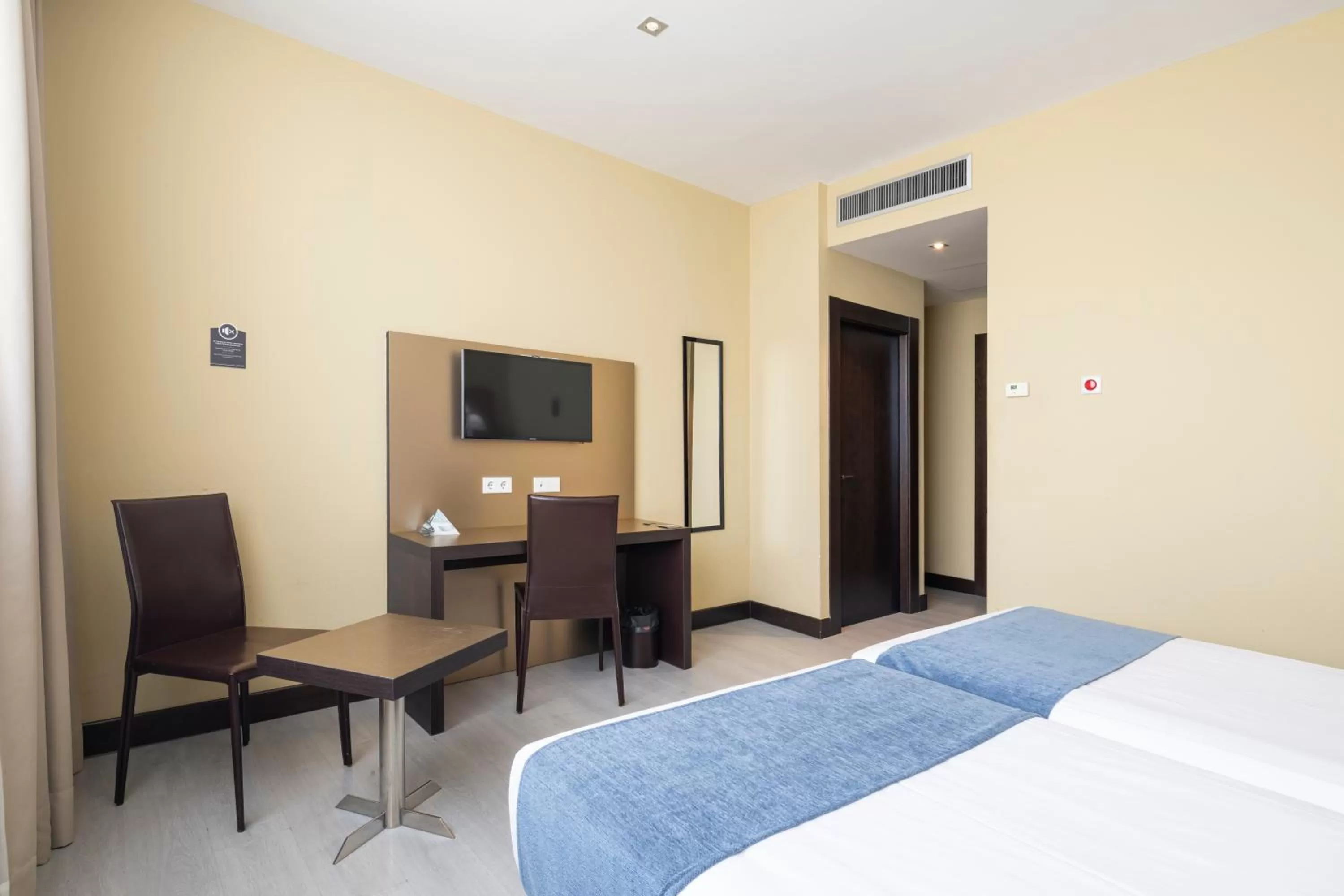 Photo of the whole room, Bed in Alda Route 42