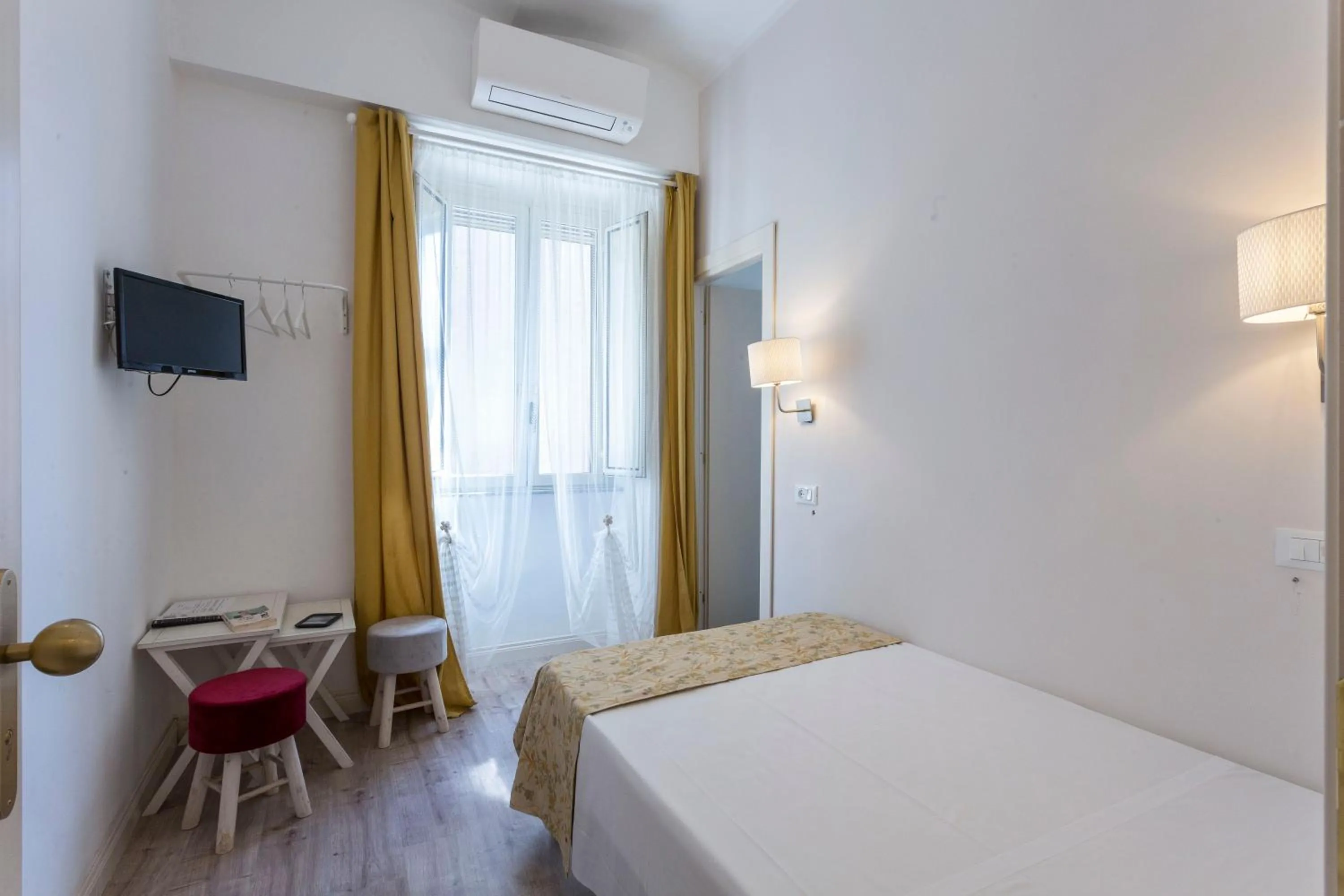 Photo of the whole room, Bed in Hotel Cathrine