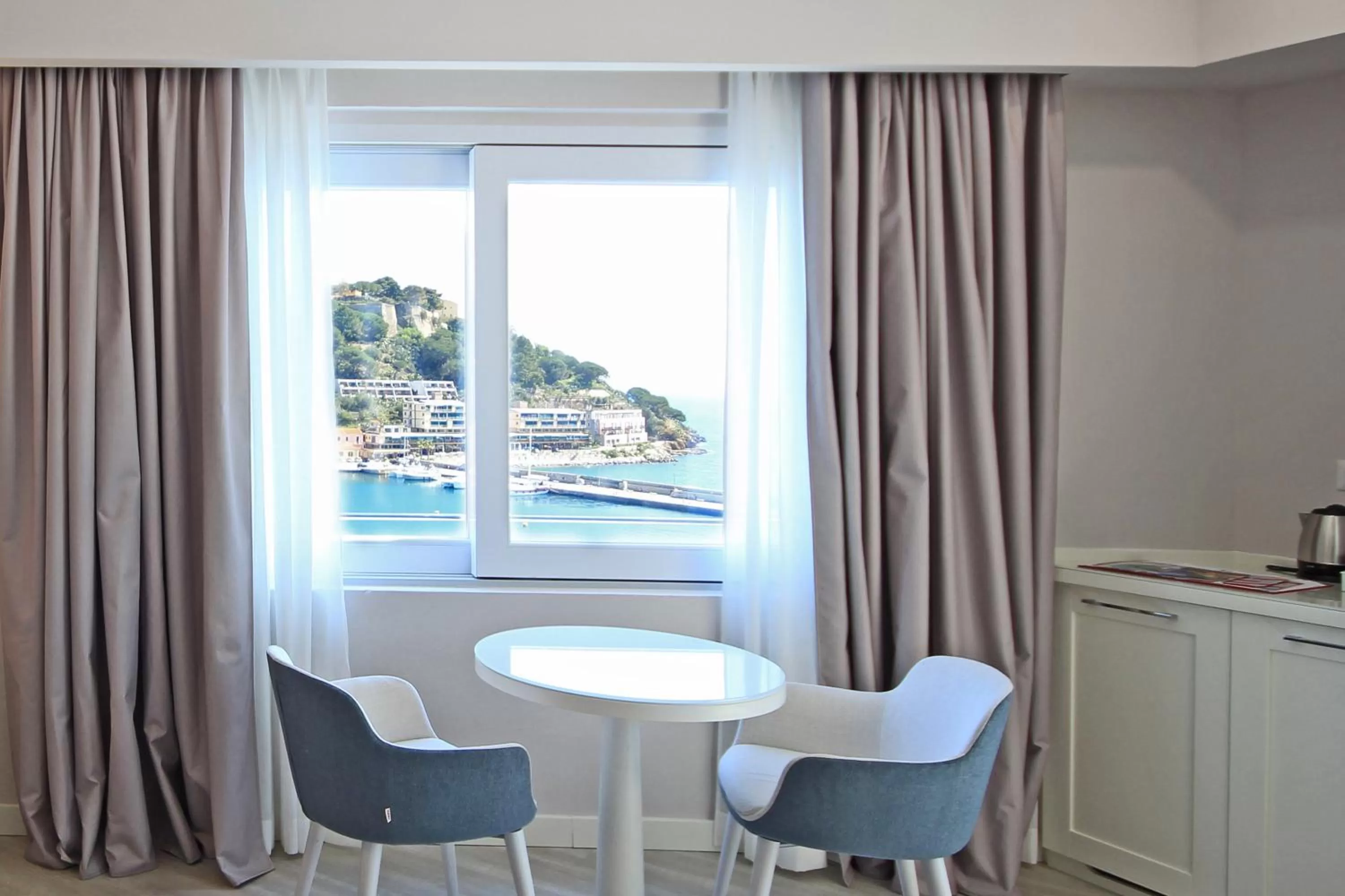 Photo of the whole room in Hotel Plaza