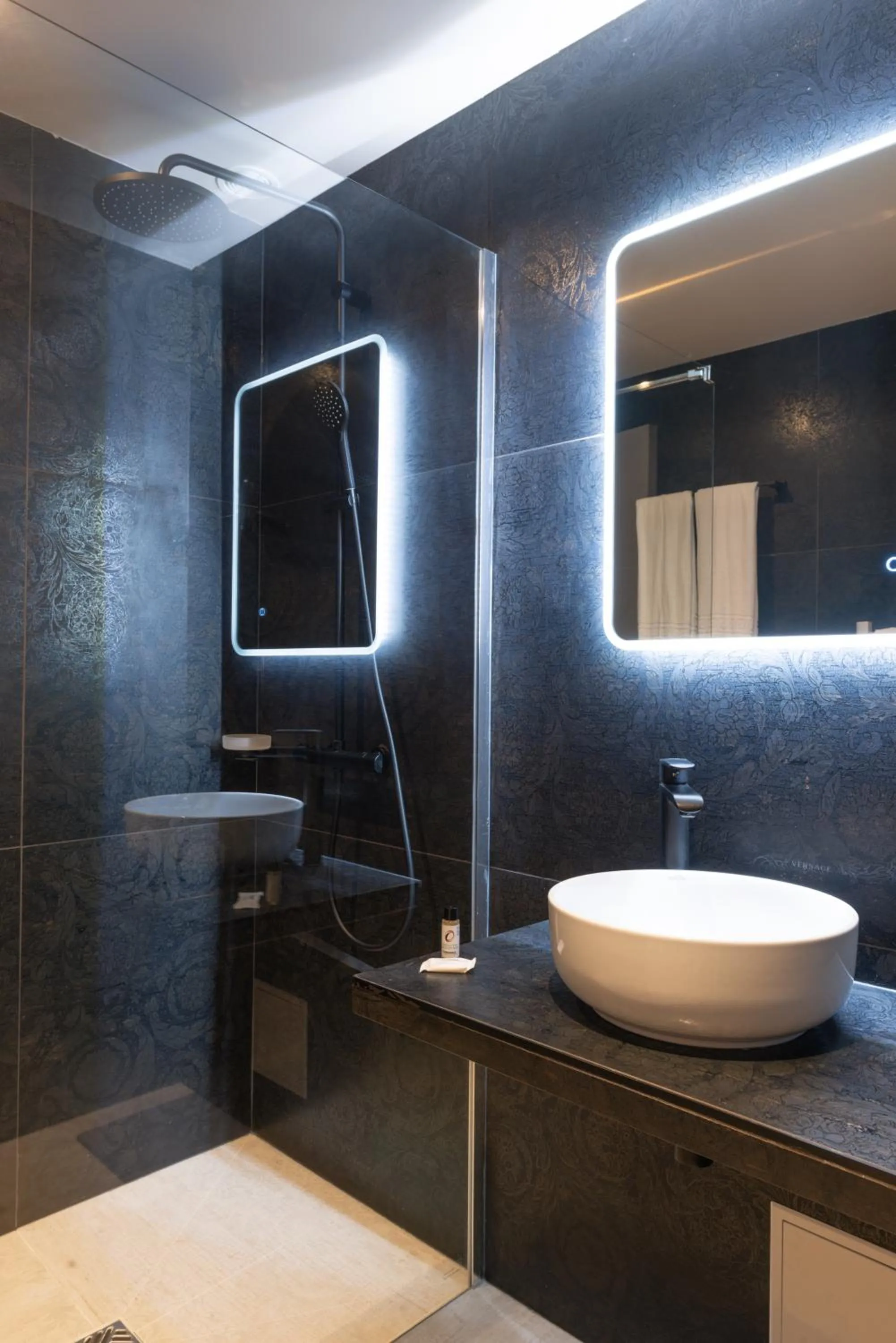 Bathroom in The Originals Boutique, Parc Hôtel, Orléans Sud